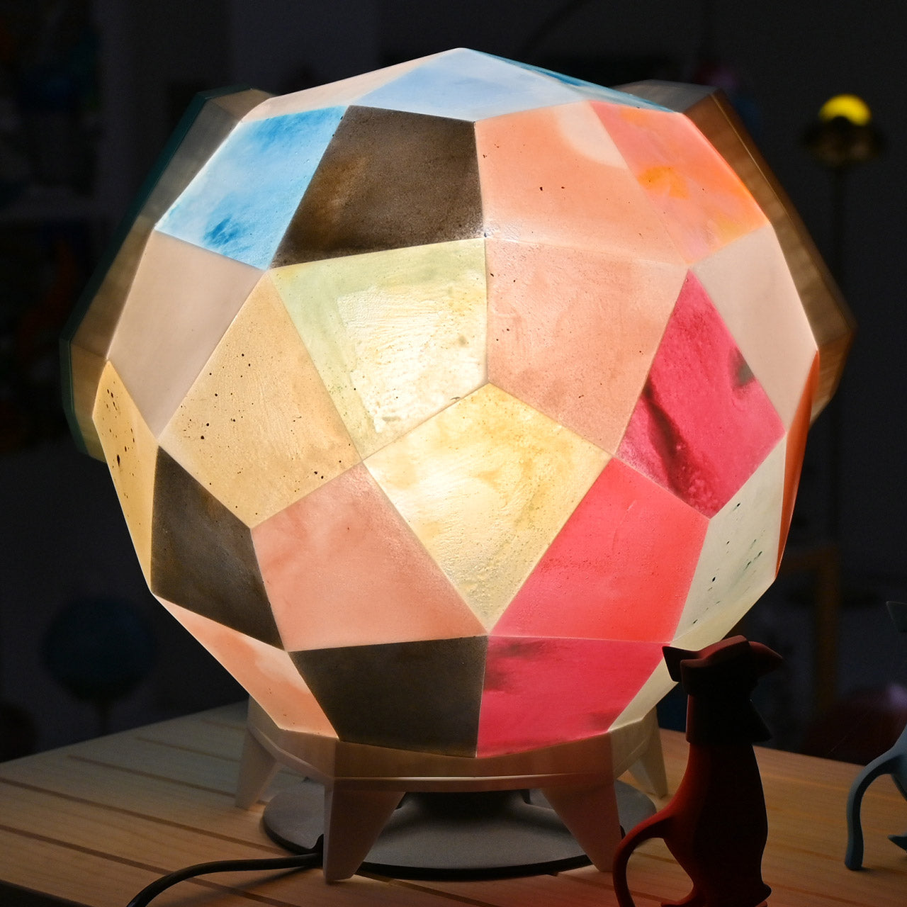 【1点限り】カラフルな多面体 窓、石突付き ランプシェード 直置き型