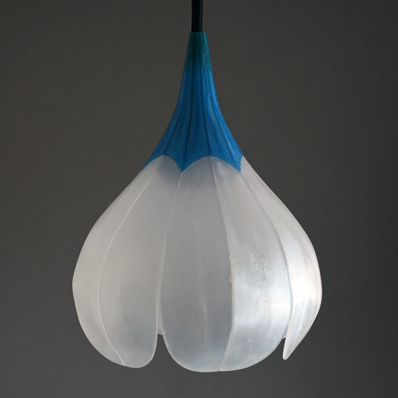 Flower-shaped pendant light, transparent blue [P01s-01]