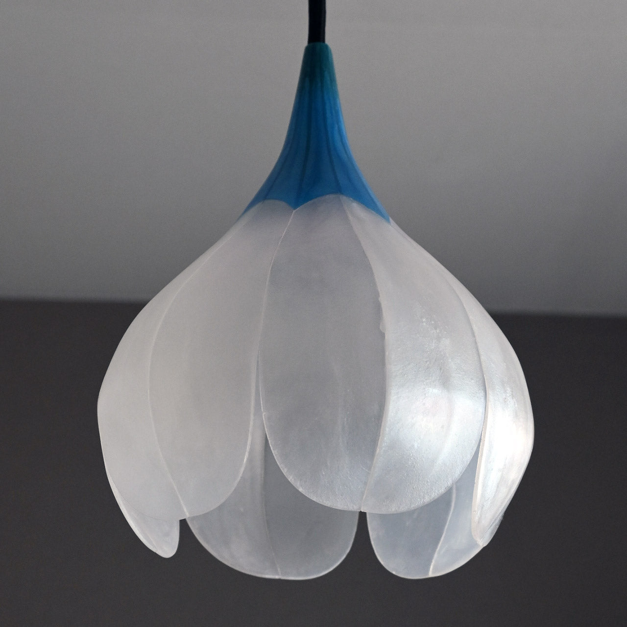 Flower-shaped pendant light, transparent blue [P01s-01]
