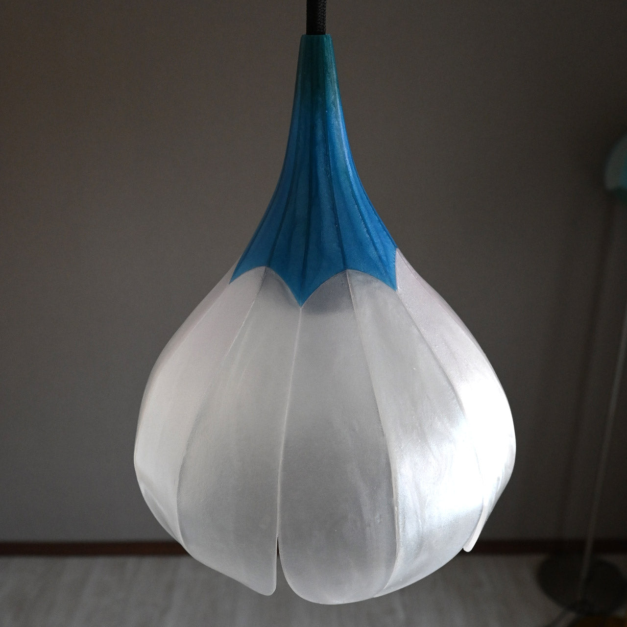 Flower-shaped pendant light, transparent blue [P01s-01]