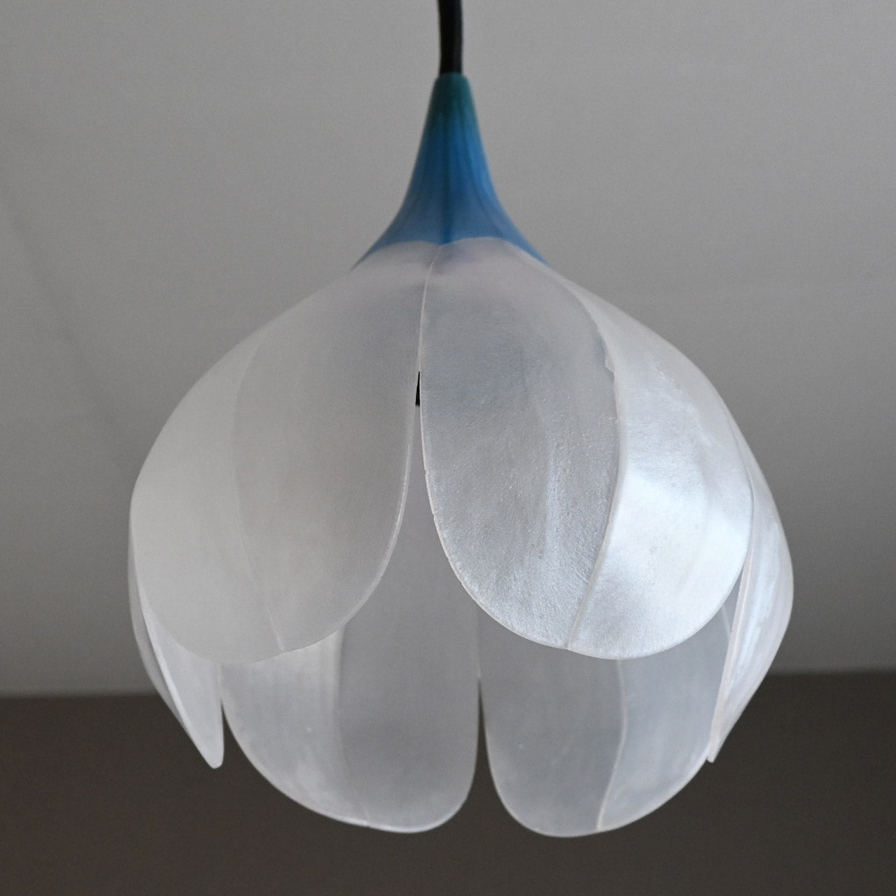 Flower-shaped pendant light, transparent blue [P01s-01]
