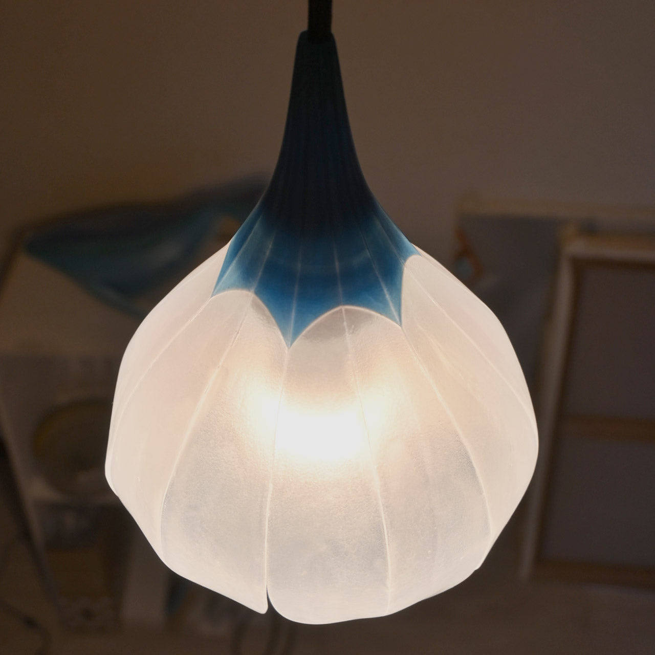 Flower-shaped pendant light, transparent blue [P01s-01]