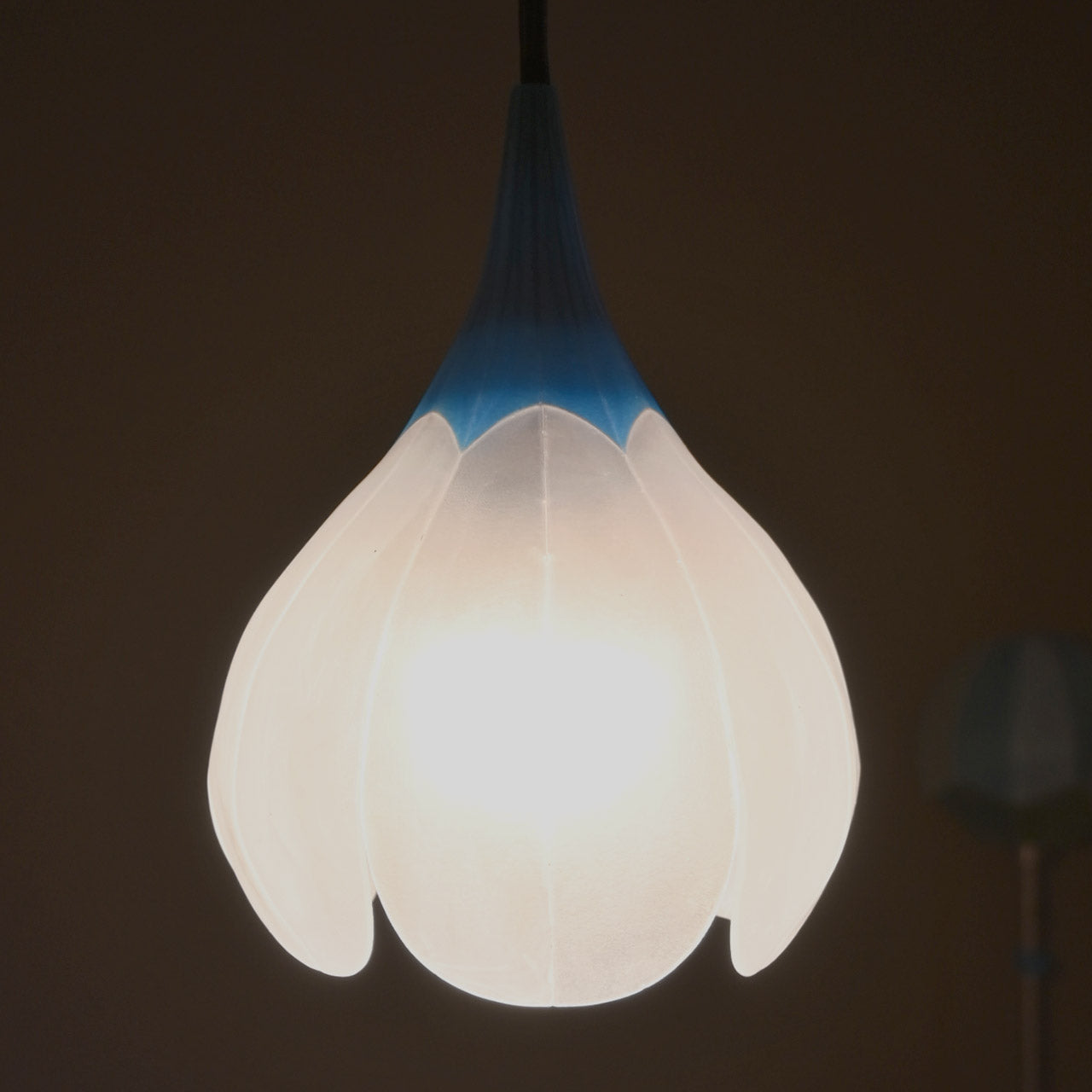 Flower-shaped pendant light, transparent blue [P01s-01]