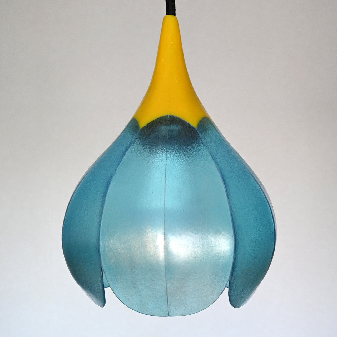 Flower-shaped pendant light, yellow, transparent, blue color [P01s-03]
