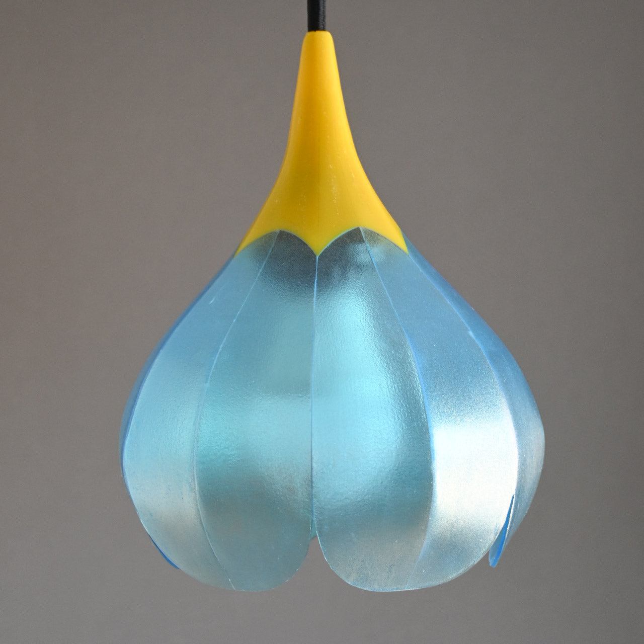 Flower-shaped pendant light, yellow, transparent, blue color [P01s-03]