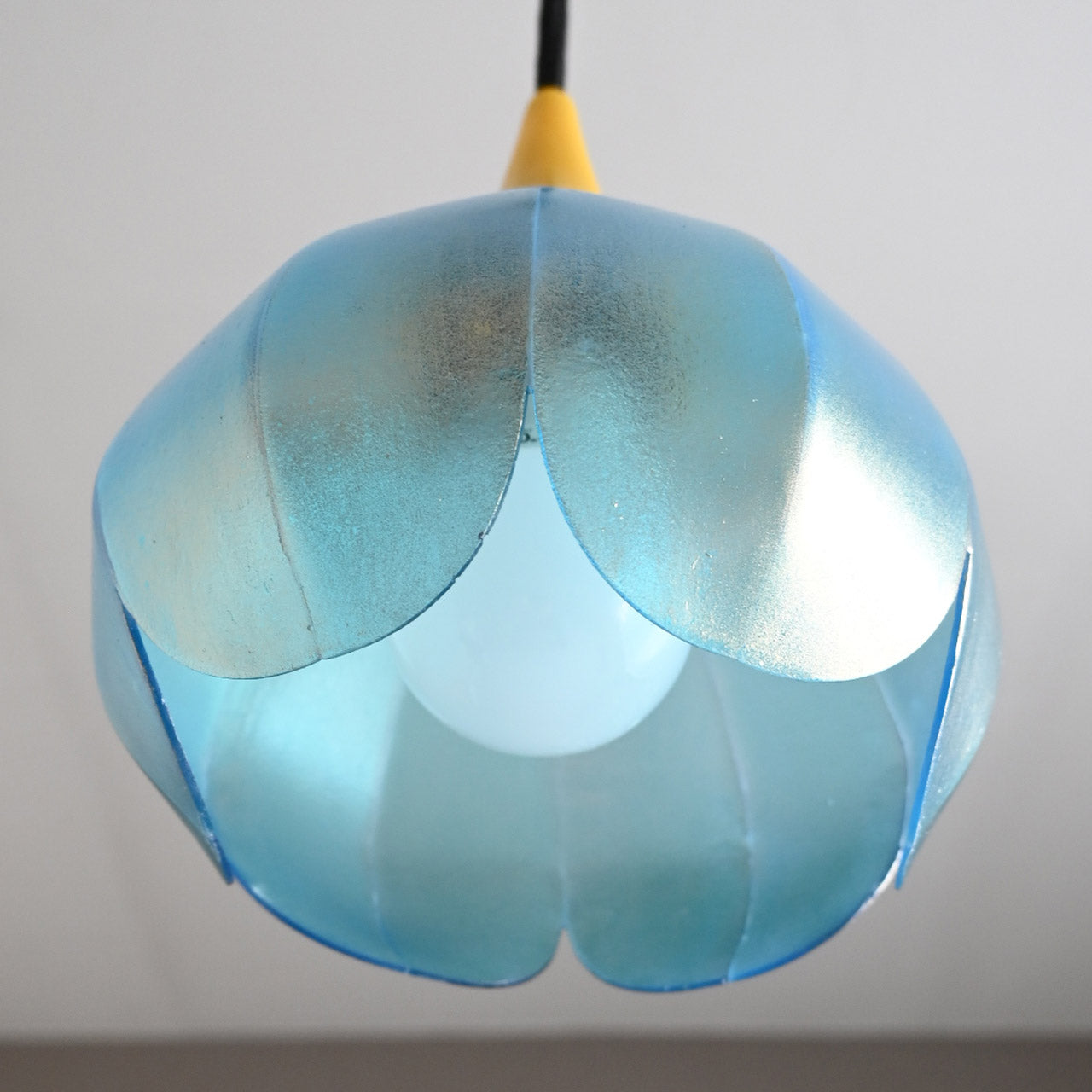 Flower-shaped pendant light, yellow, transparent, blue color [P01s-03]