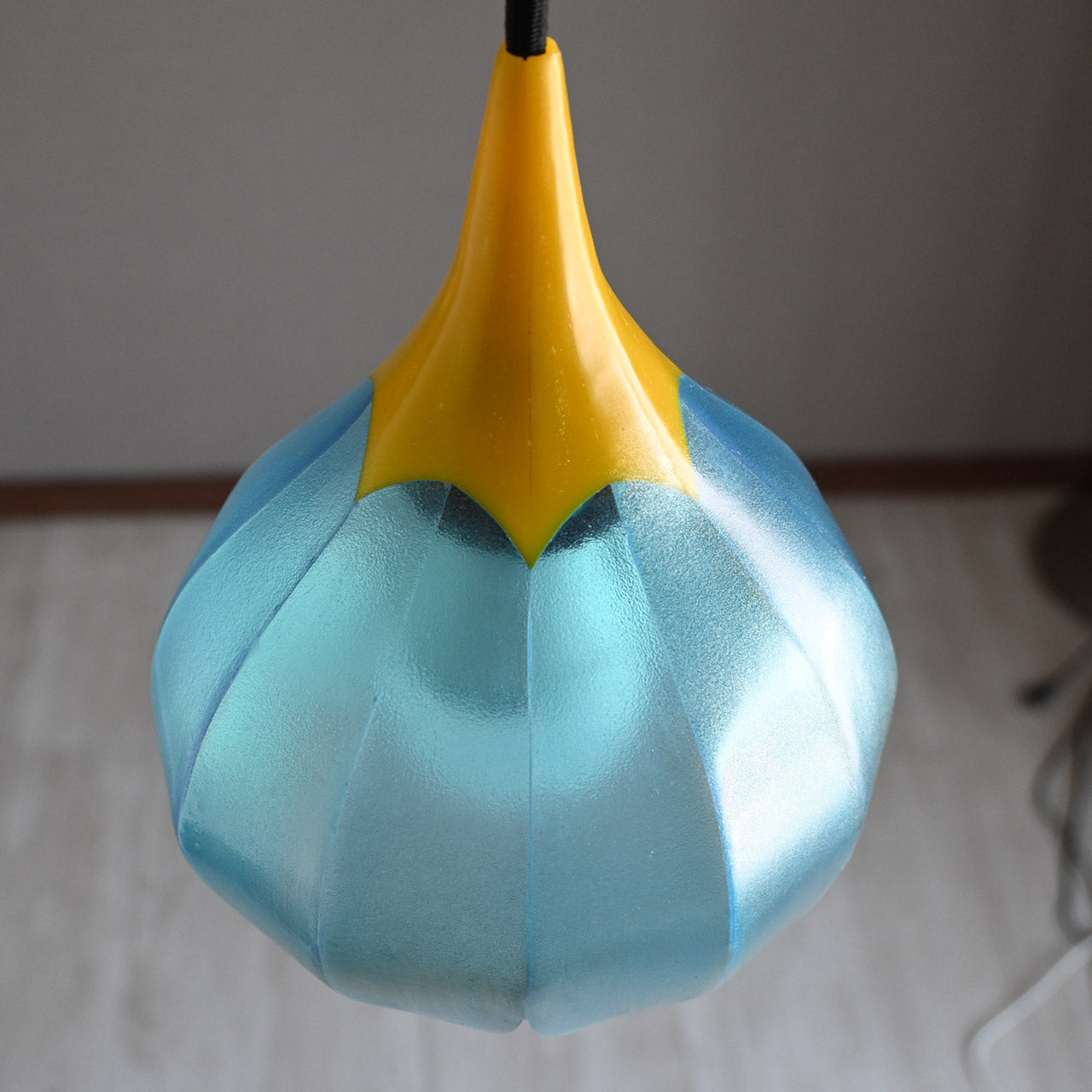 Flower-shaped pendant light, yellow, transparent, blue color [P01s-03]