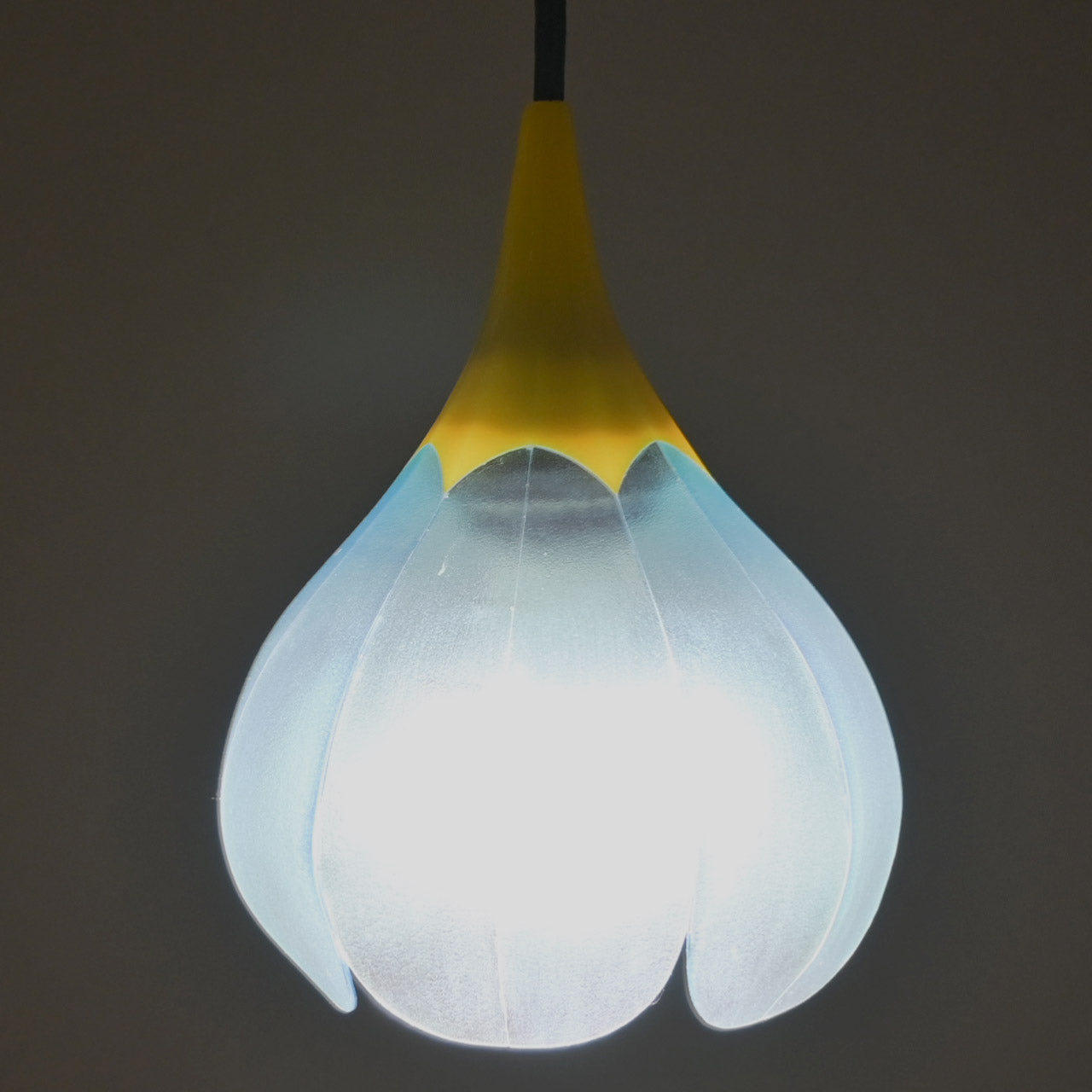 Flower-shaped pendant light, yellow, transparent, blue color [P01s-03]
