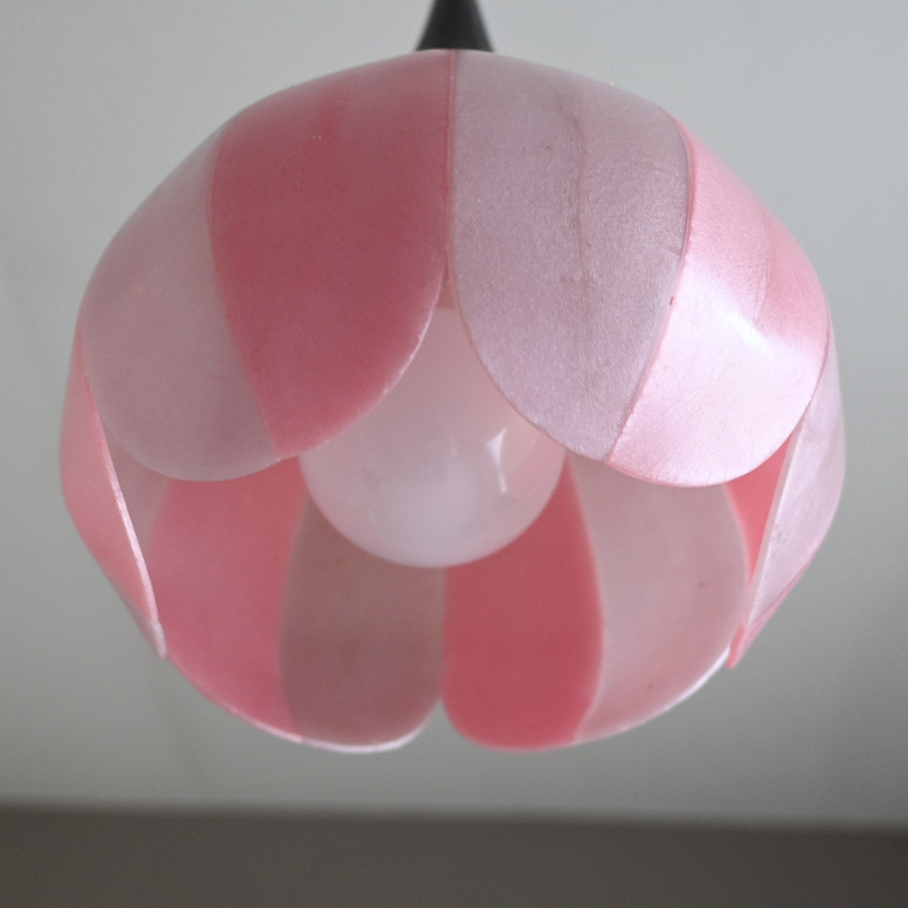 Flower-shaped pendant light in dark brown and pink stripes [P01s-04]