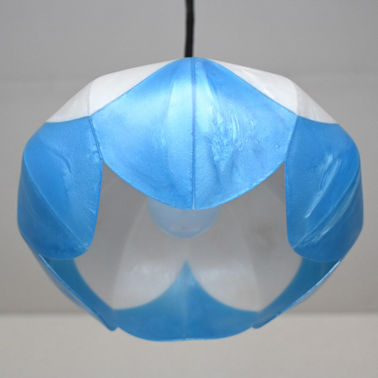 Two-tiered flower-shaped pendant light in scarlet, snow white, and sky blue [P01b-02]