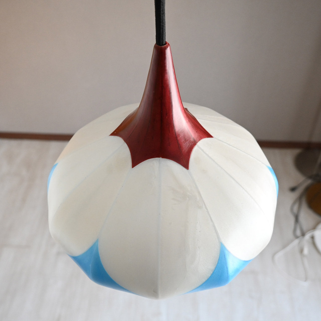 Two-tiered flower-shaped pendant light in scarlet, snow white, and sky blue [P01b-02]