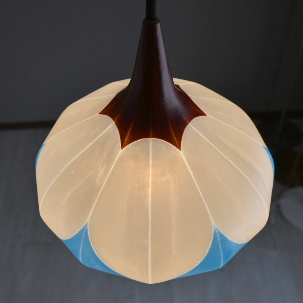Two-tiered flower-shaped pendant light in scarlet, snow white, and sky blue [P01b-02]