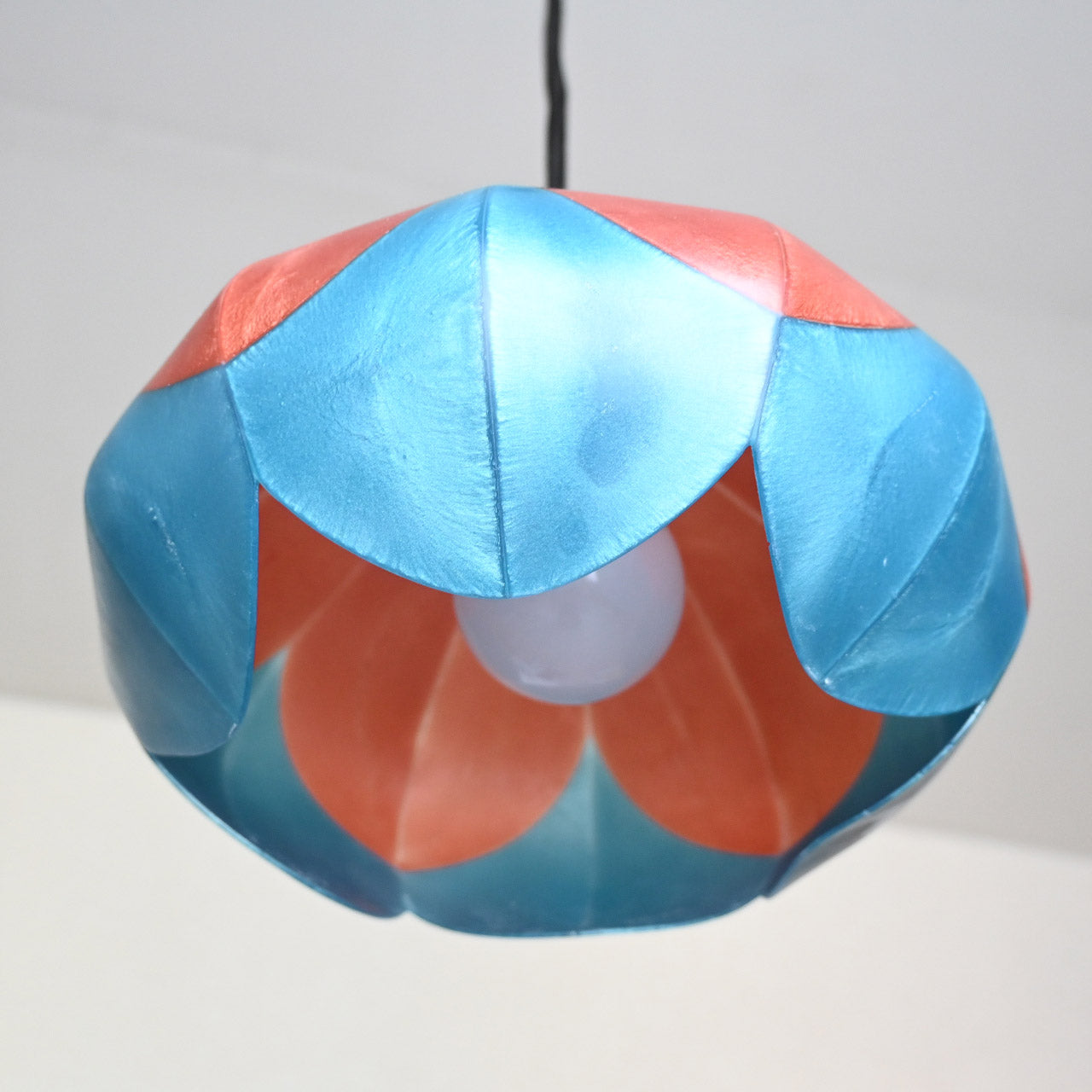 Two-tiered flower-shaped pendant light in light orange, deep orange, and light blue [P01b-01]