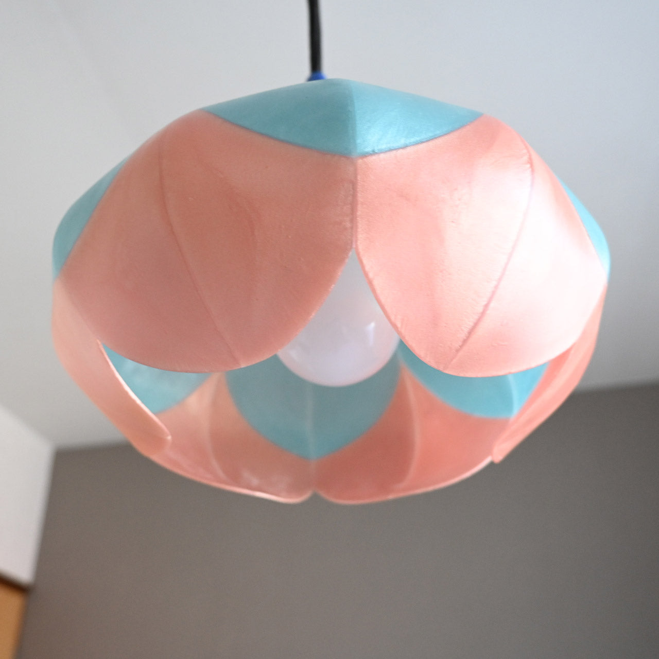 Two-tiered flower-shaped pendant light in marine blue, turquoise blue, and orange ash [P01b-03]