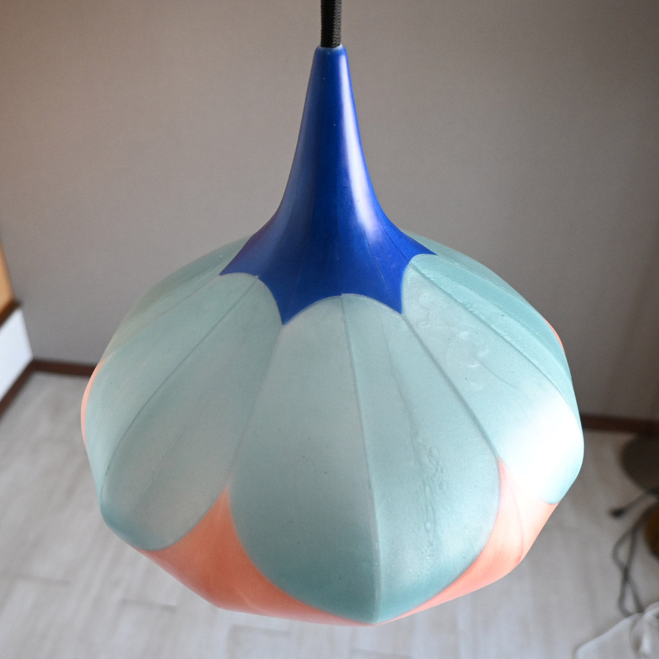 Two-tiered flower-shaped pendant light in marine blue, turquoise blue, and orange ash [P01b-03]