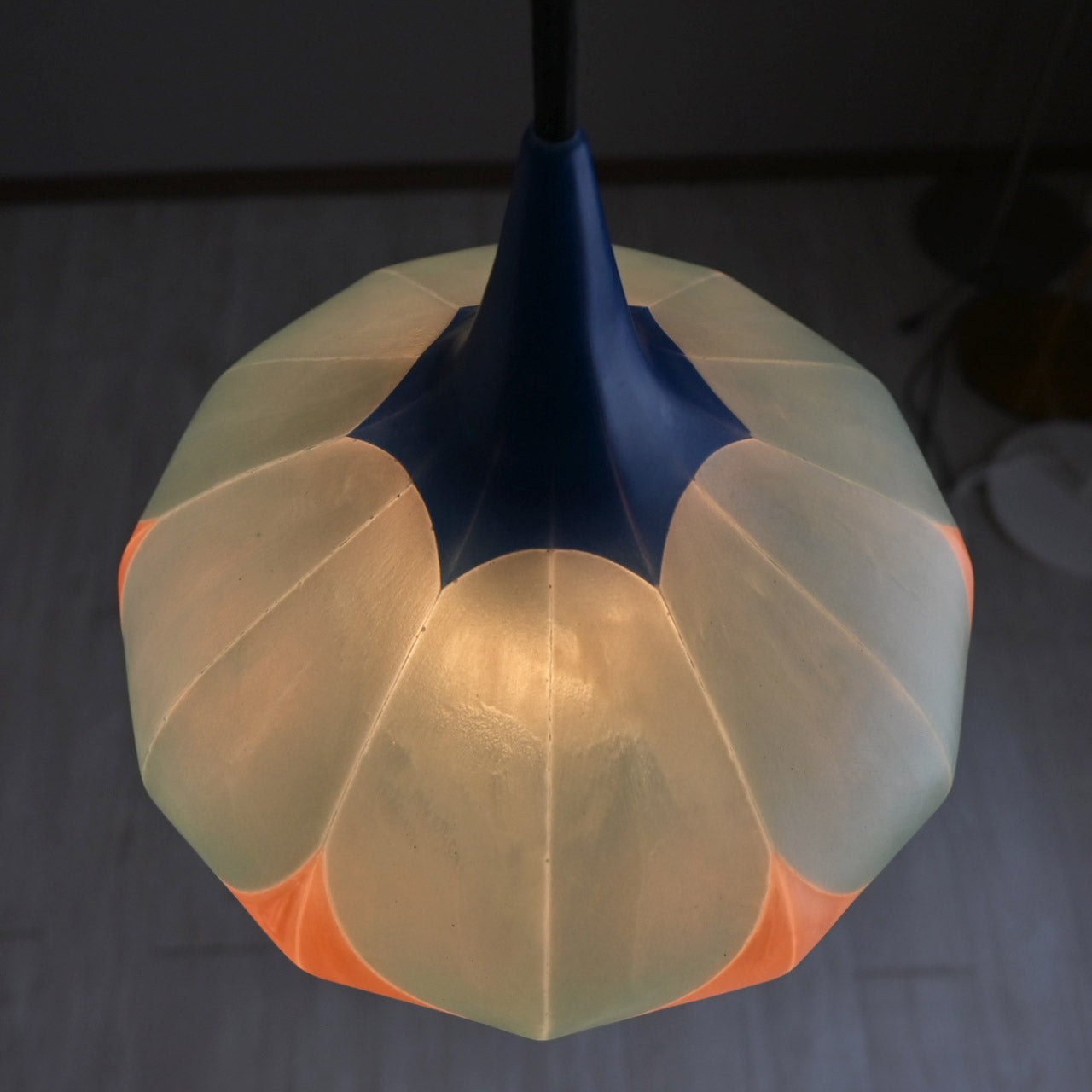 Two-tiered flower-shaped pendant light in marine blue, turquoise blue, and orange ash [P01b-03]