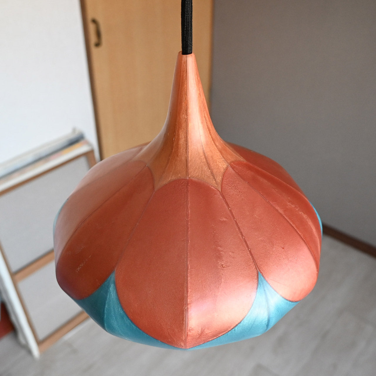 Two-tiered flower-shaped pendant light in light orange, deep orange, and light blue [P01b-01]