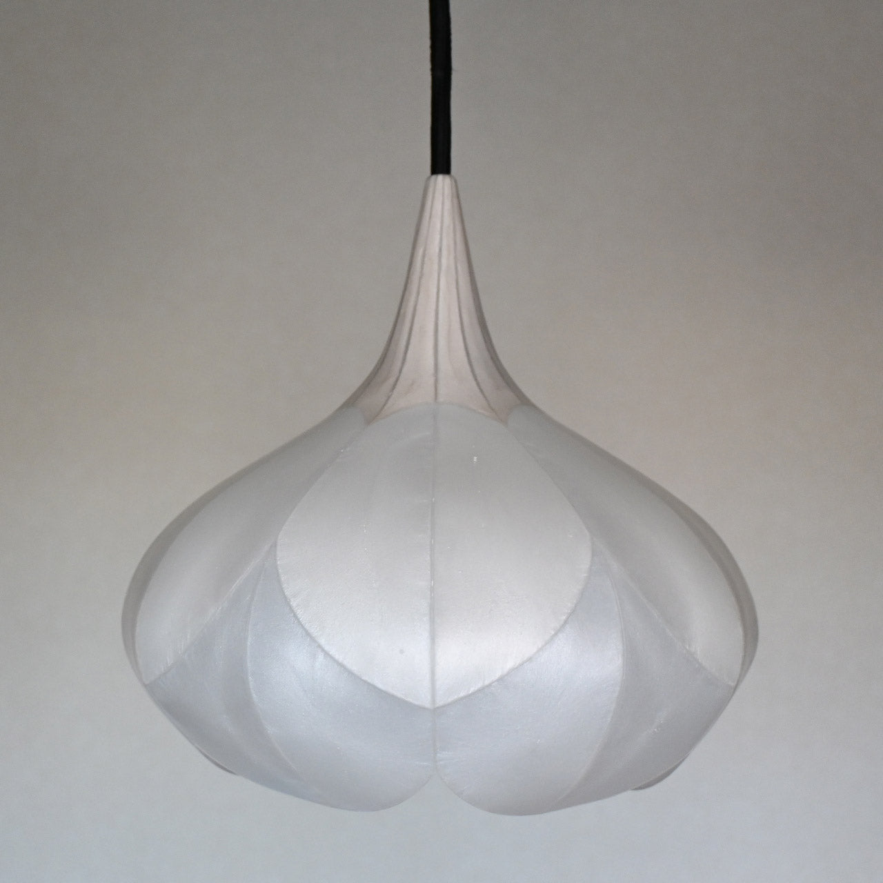 Two-tiered flower-shaped pendant light in pearl white, snow white, and clear white [P01b-04]