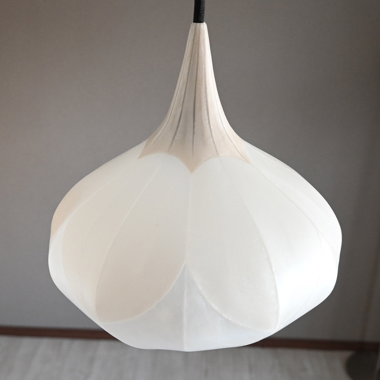 Two-tiered flower-shaped pendant light in pearl white, snow white, and clear white [P01b-04]