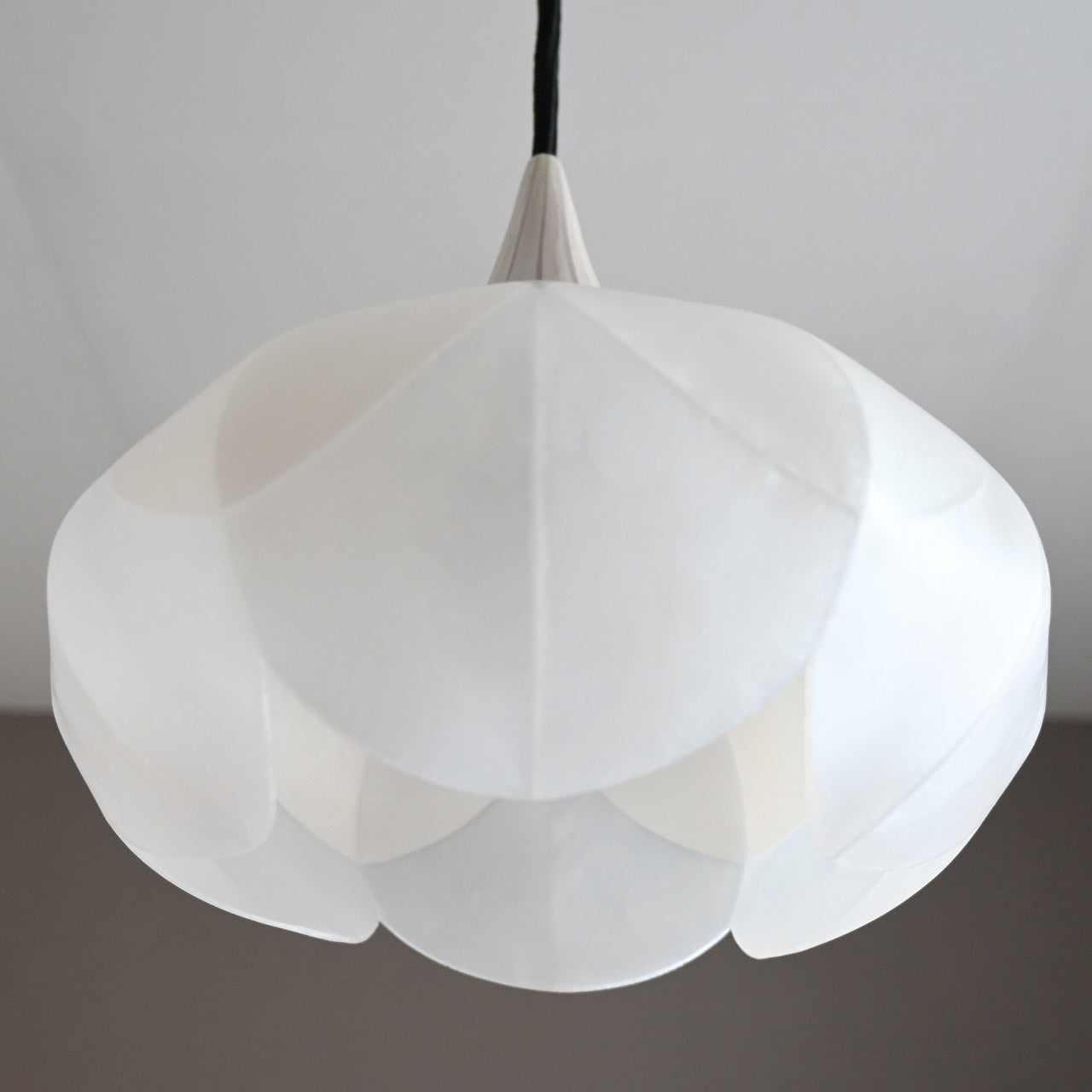 Two-tiered flower-shaped pendant light in pearl white, snow white, and clear white [P01b-04]