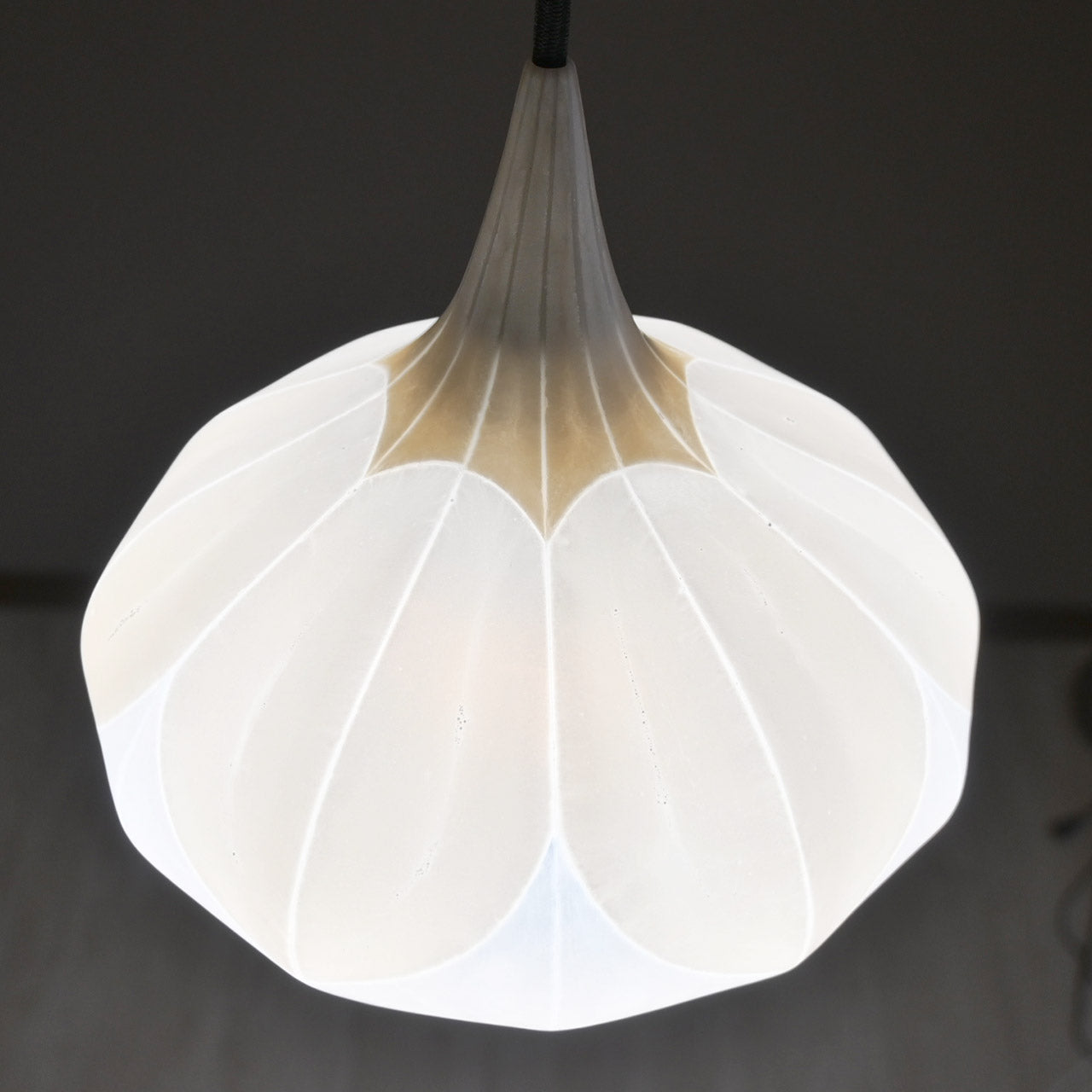 Two-tiered flower-shaped pendant light in pearl white, snow white, and clear white [P01b-04]