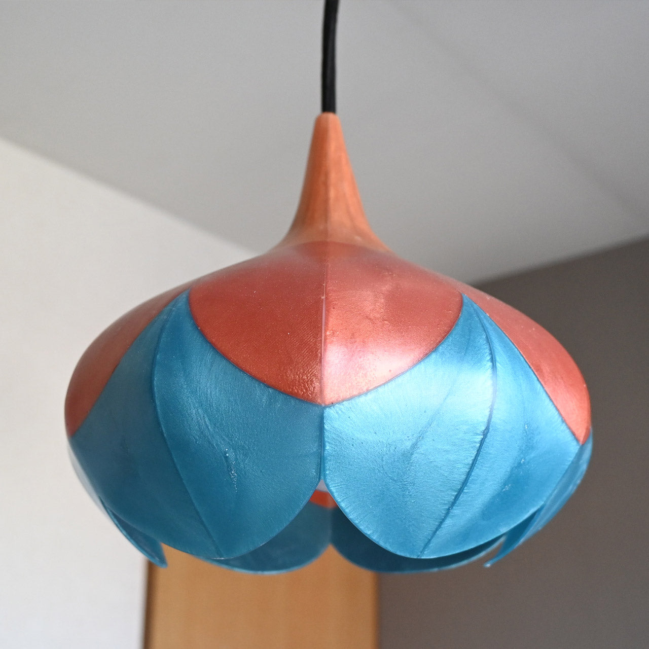Two-tiered flower-shaped pendant light in light orange, deep orange, and light blue [P01b-01]
