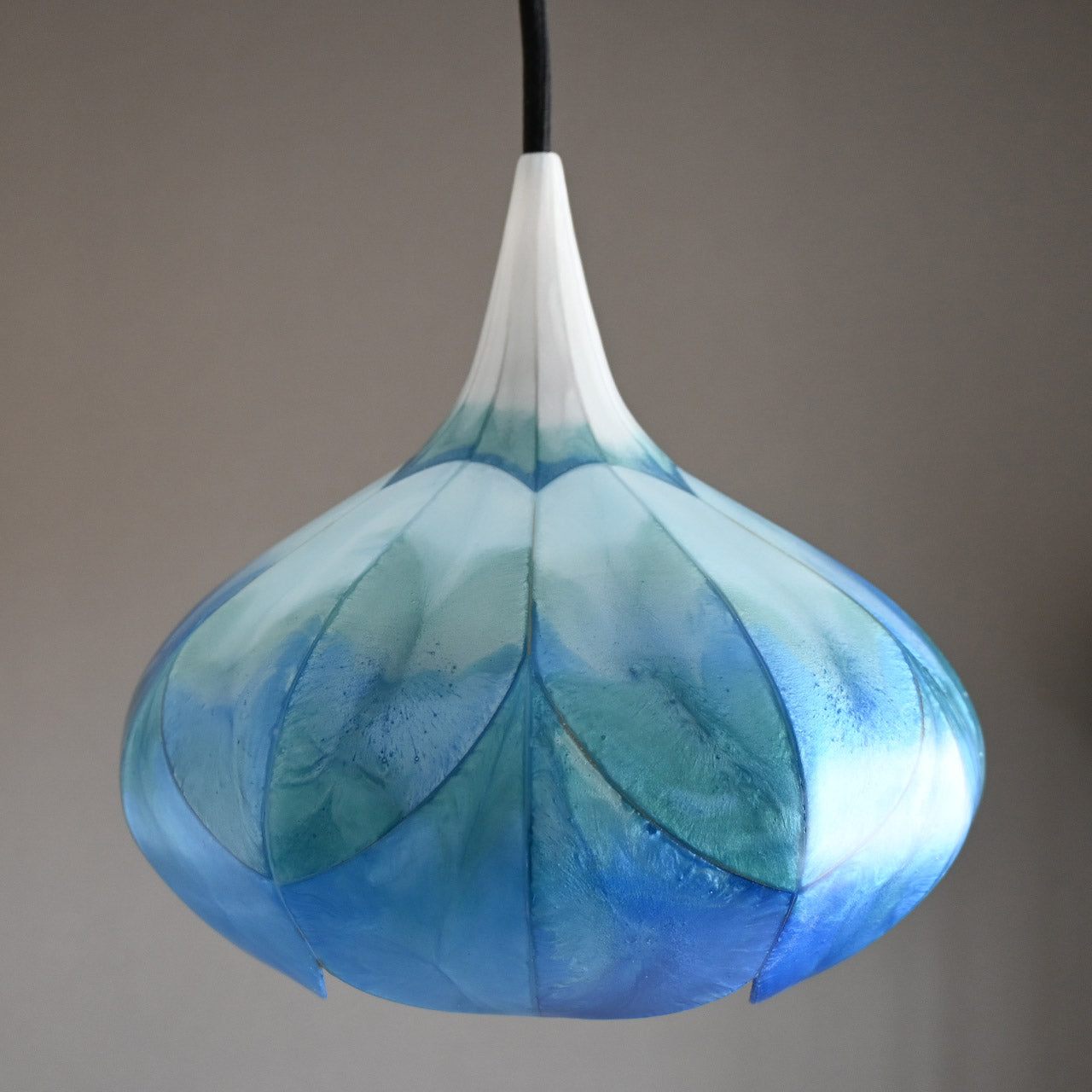 Two-tiered flower-shaped pendant light in blue and green marble colors [P01b-05]