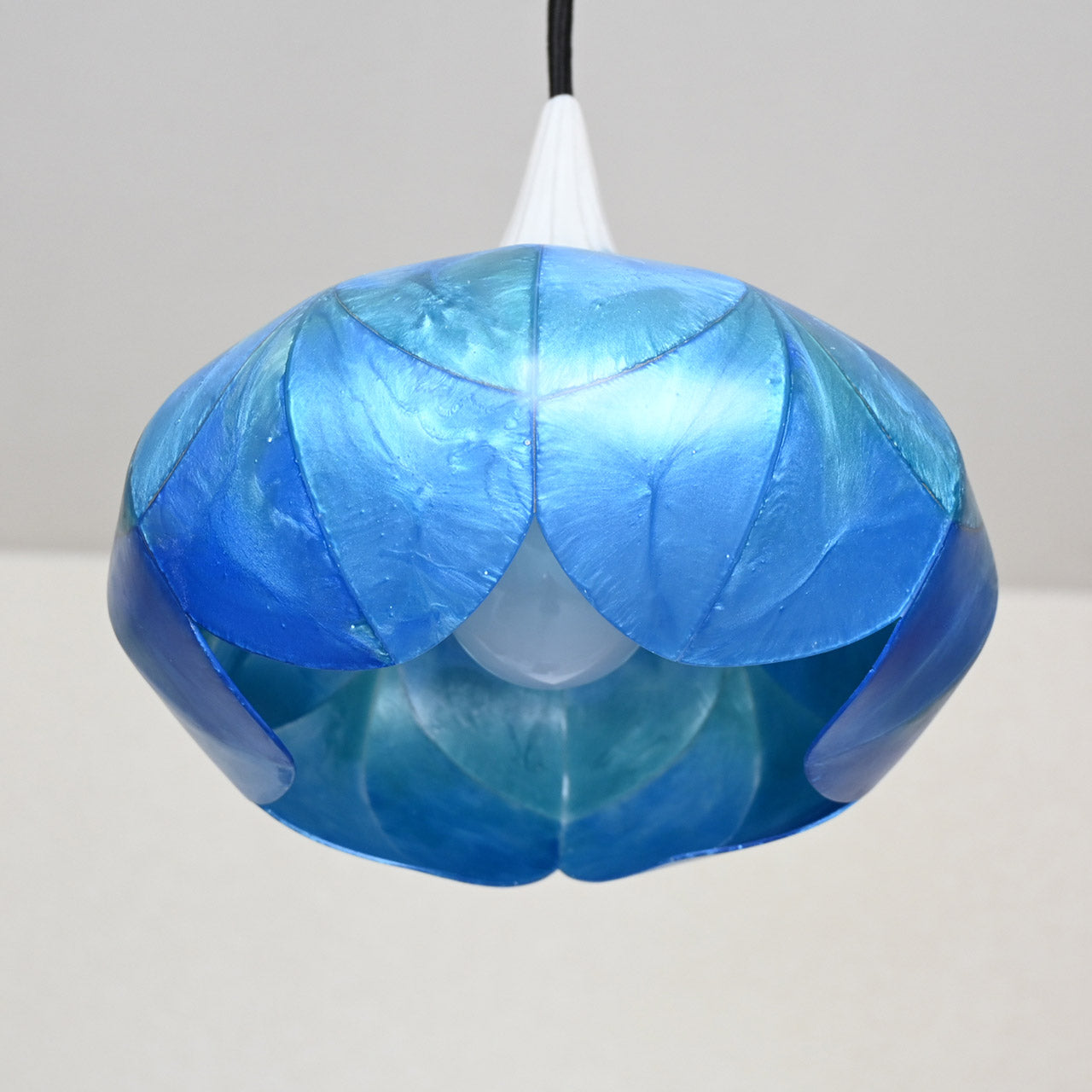 Two-tiered flower-shaped pendant light in blue and green marble colors [P01b-05]