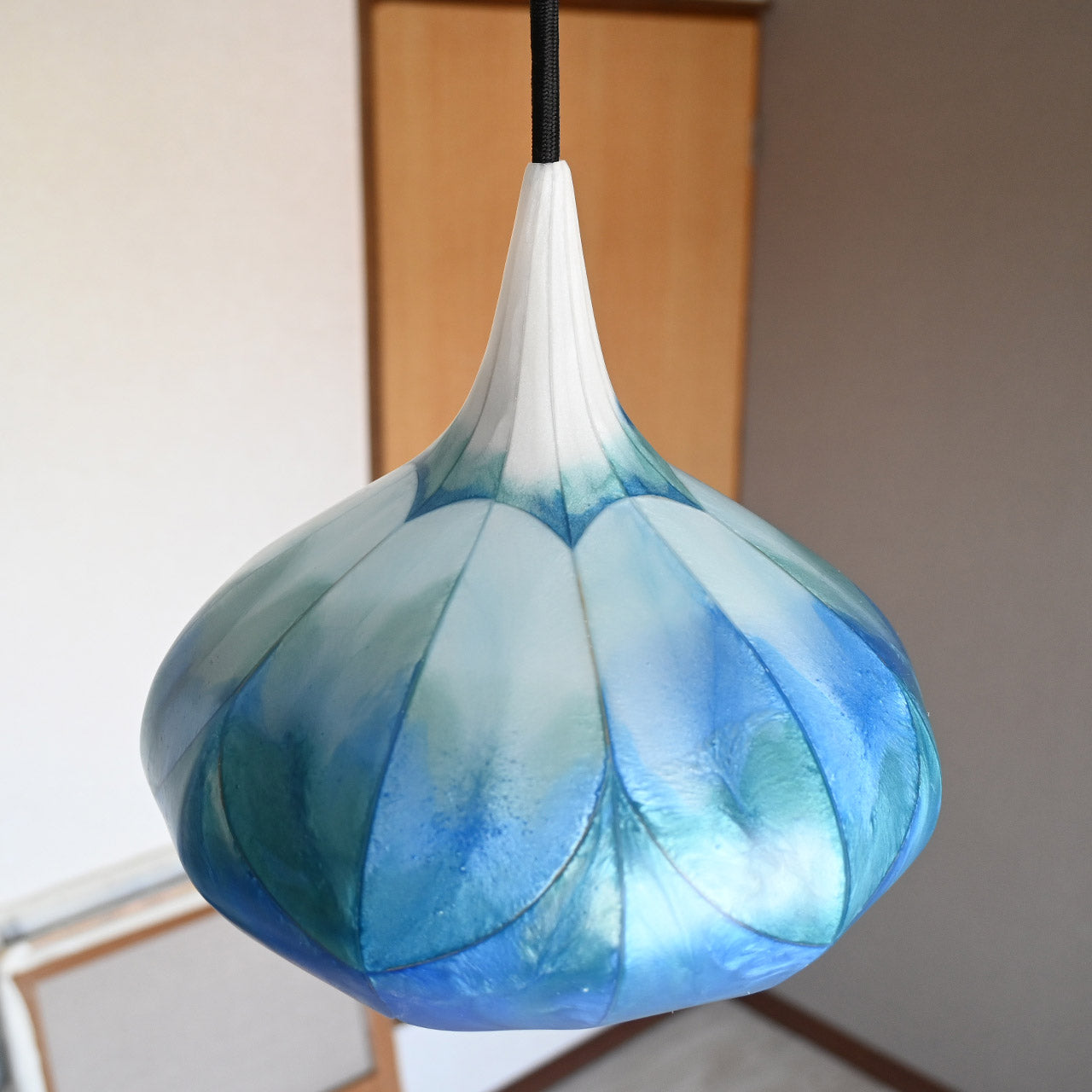 Two-tiered flower-shaped pendant light in blue and green marble colors [P01b-05]