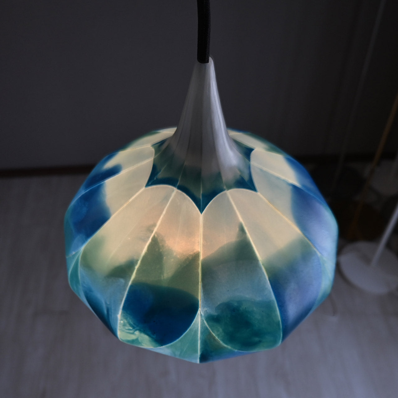 Two-tiered flower-shaped pendant light in blue and green marble colors [P01b-05]