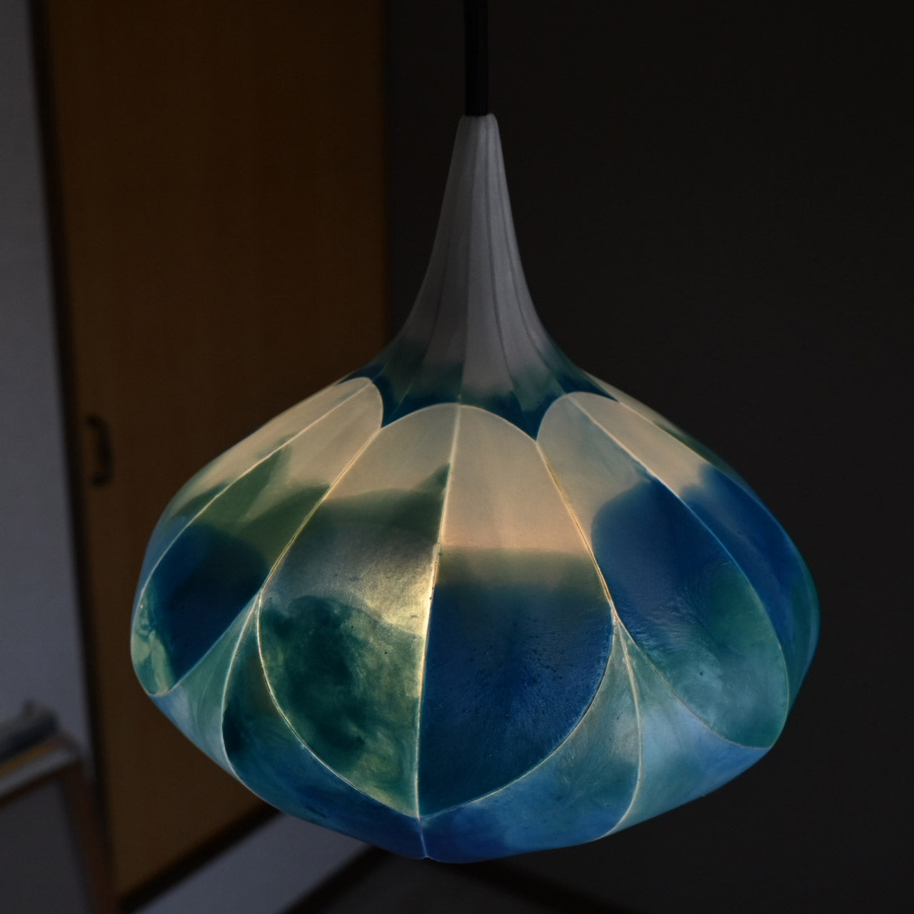 Two-tiered flower-shaped pendant light in blue and green marble colors [P01b-05]
