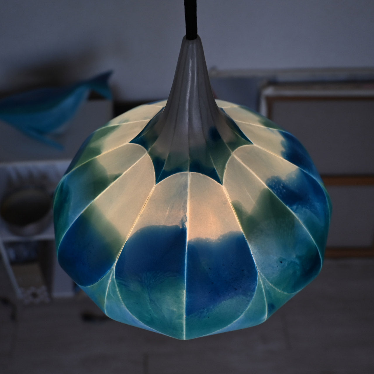 Two-tiered flower-shaped pendant light in blue and green marble colors [P01b-05]