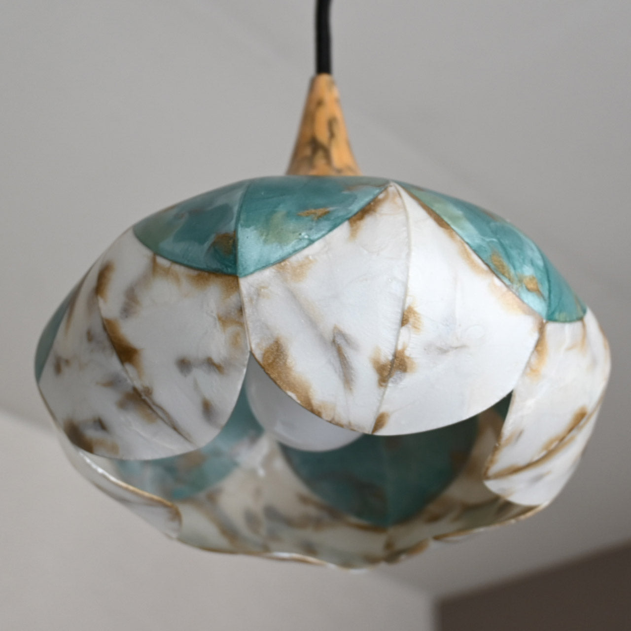 Two-tiered flower-shaped pendant light in yellow, green, and white marble colors [P01b-06]