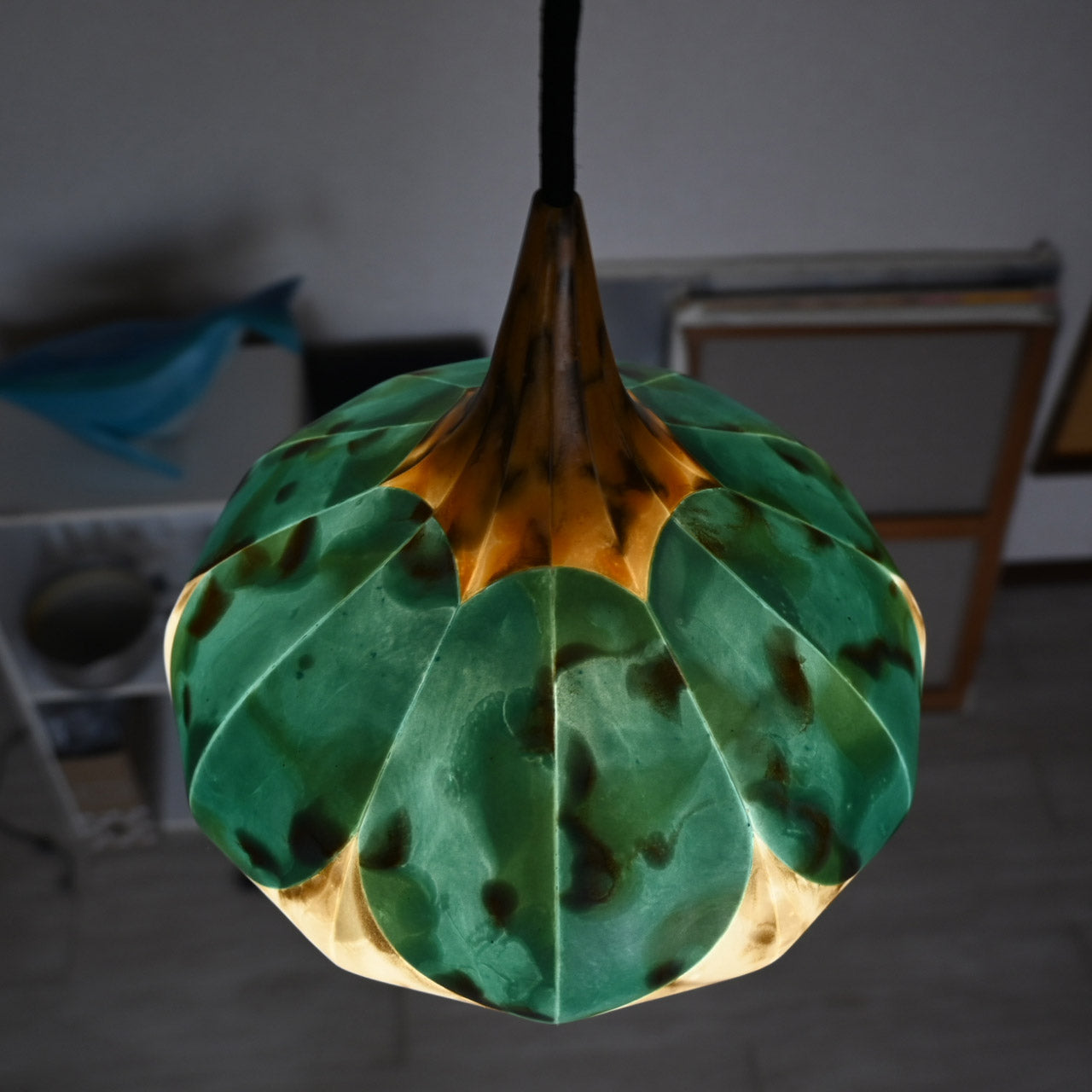 Two-tiered flower-shaped pendant light in yellow, green, and white marble colors [P01b-06]