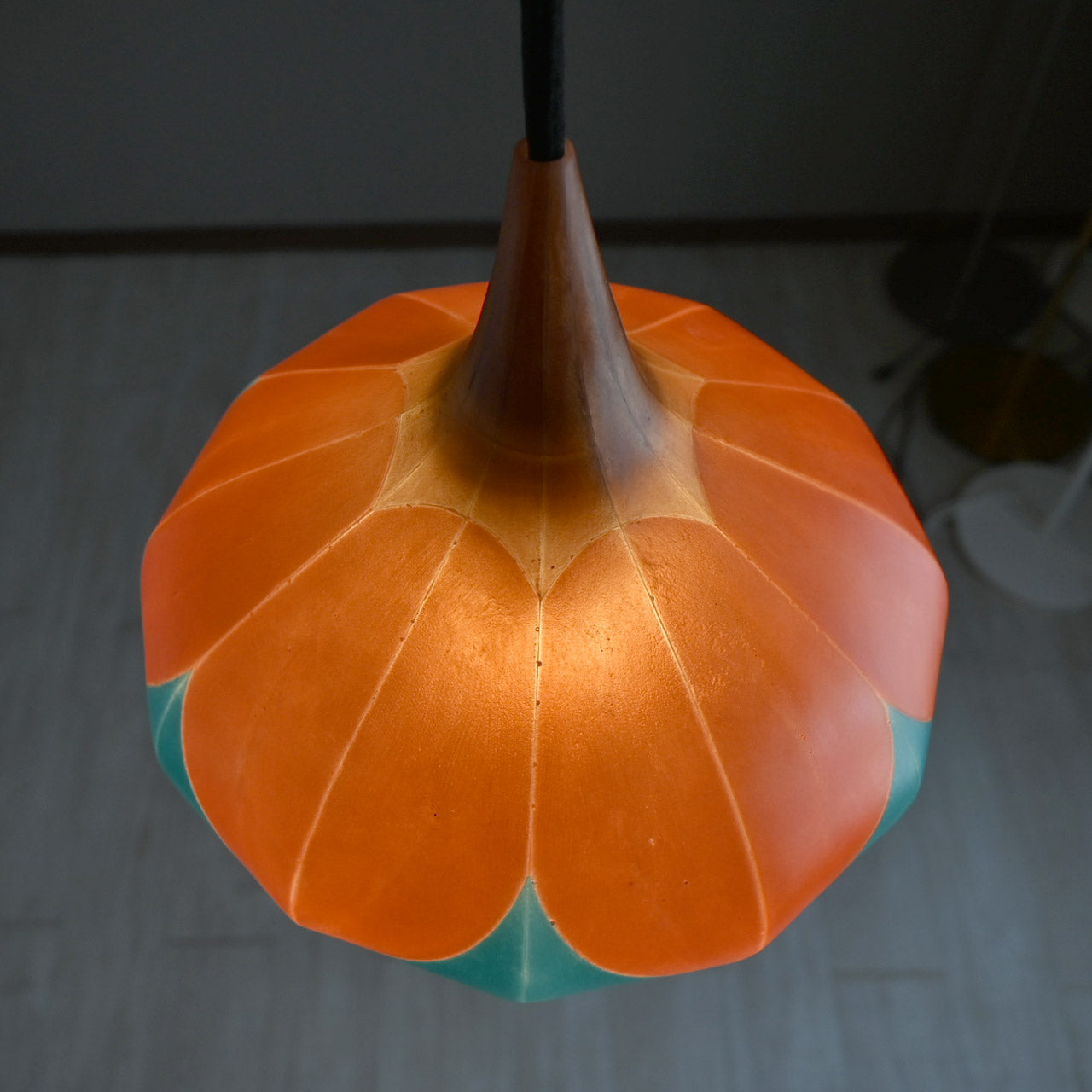 Two-tiered flower-shaped pendant light in light orange, deep orange, and light blue [P01b-01]