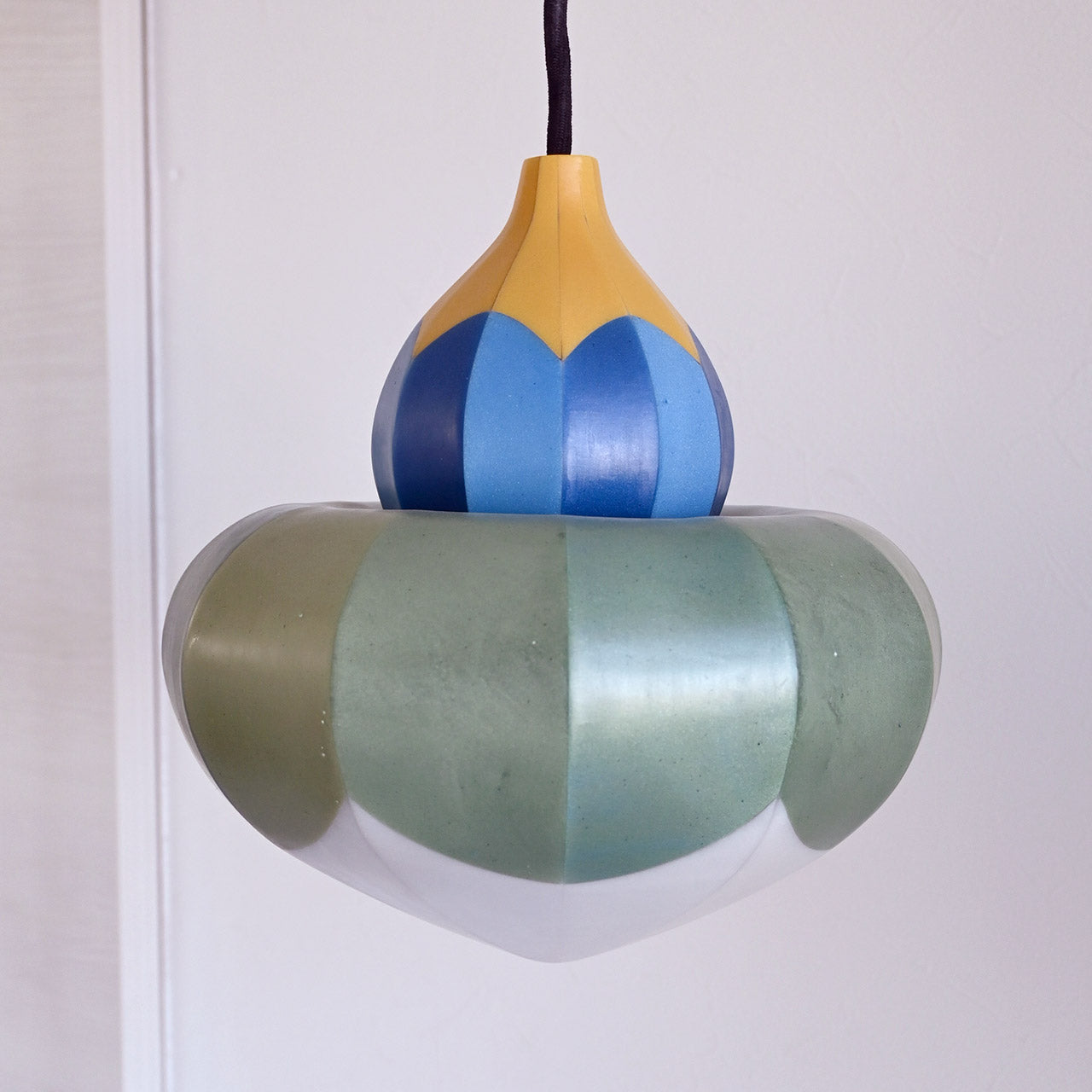 [General diffusion type] Pendant lamp with a mysteriously shaped blue flower