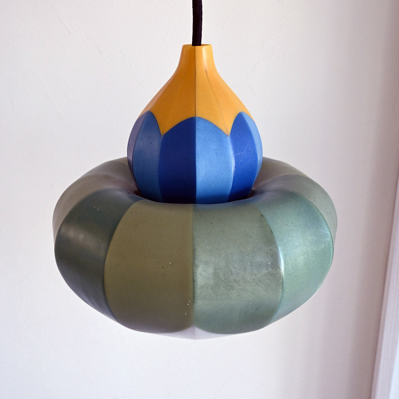 [General diffusion type] Pendant lamp with a mysteriously shaped blue flower