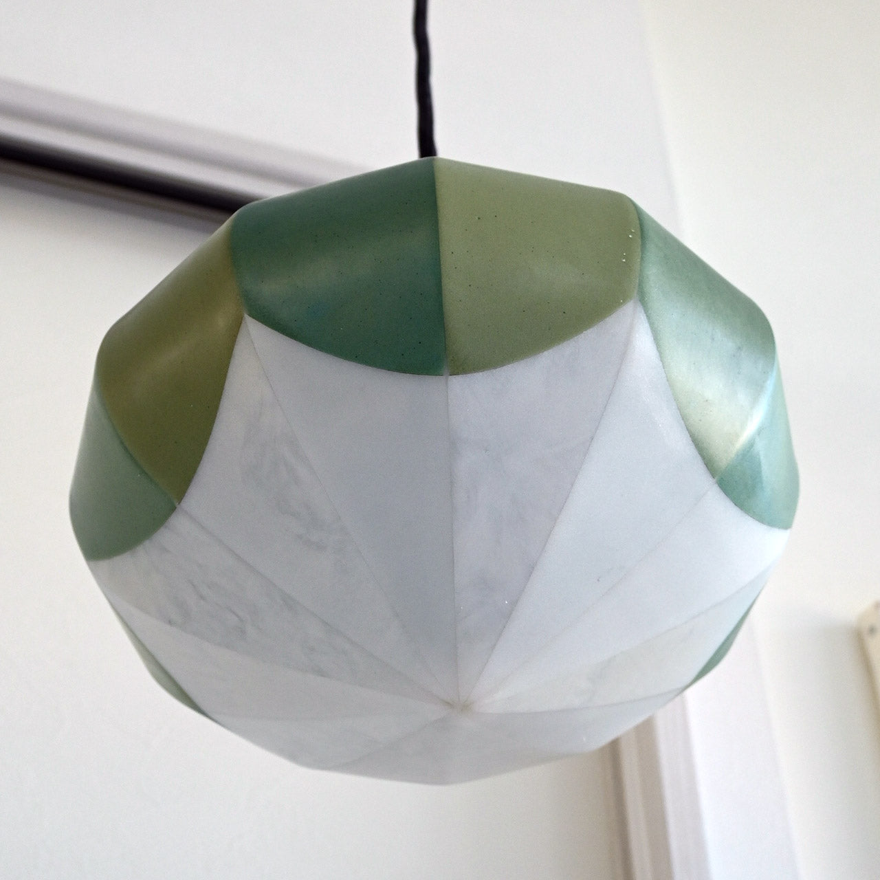 [General diffusion type] Pendant lamp with a mysteriously shaped blue flower