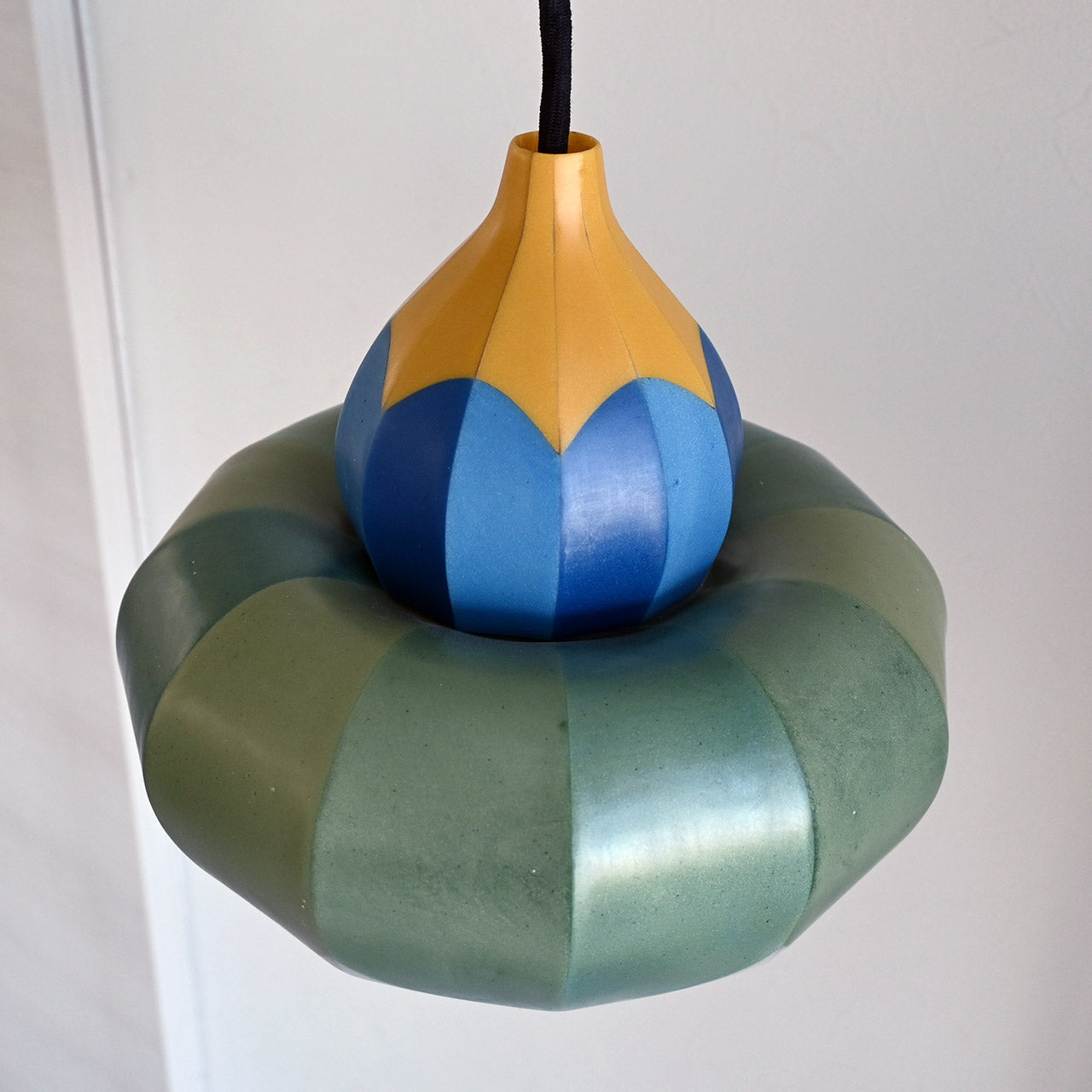 [General diffusion type] Pendant lamp with a mysteriously shaped blue flower
