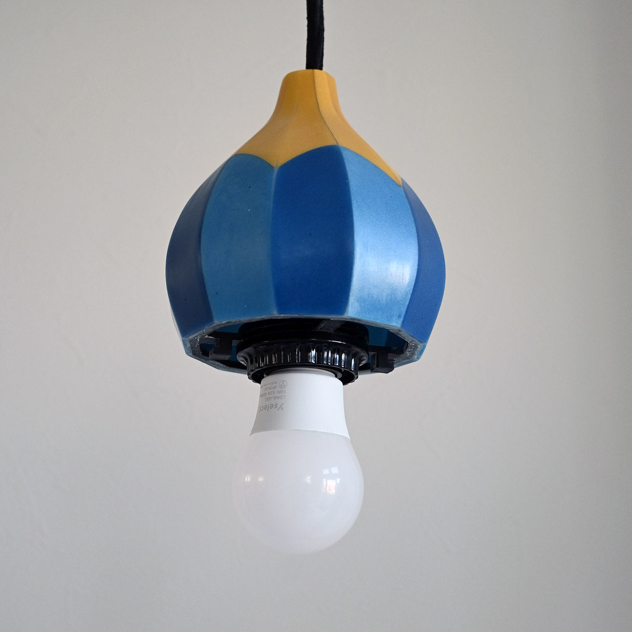 [General diffusion type] Pendant lamp with a mysteriously shaped blue flower
