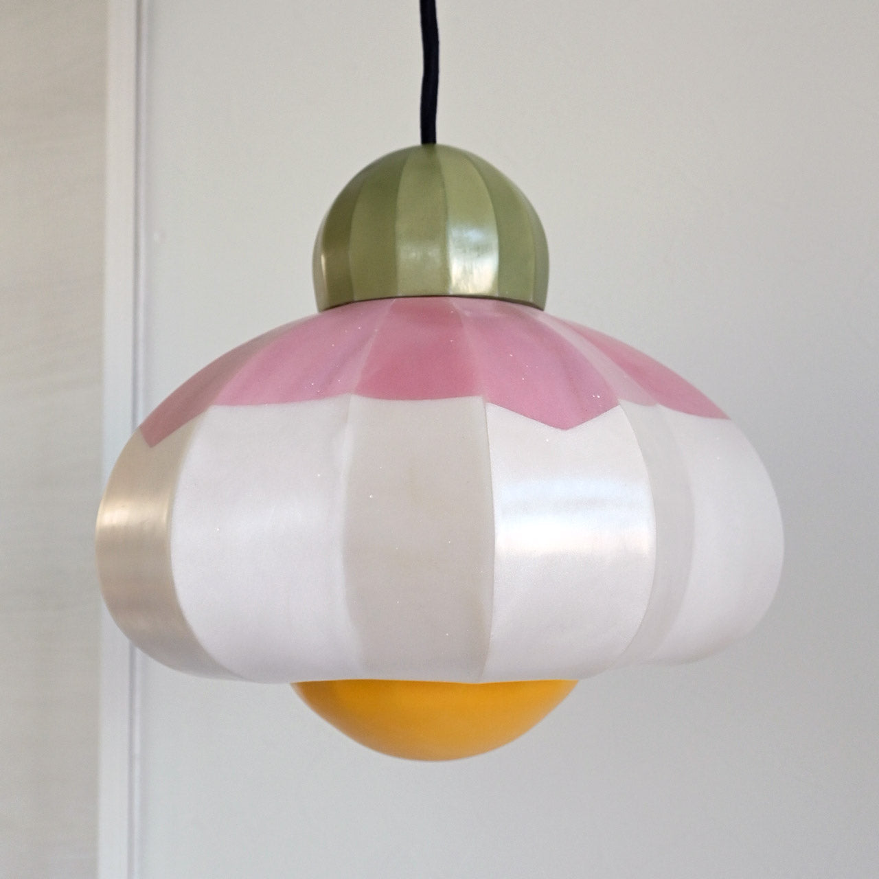 [General diffusion type] Pendant lamp with the motif "It would be nice if it was sunny" and pale pink flowers