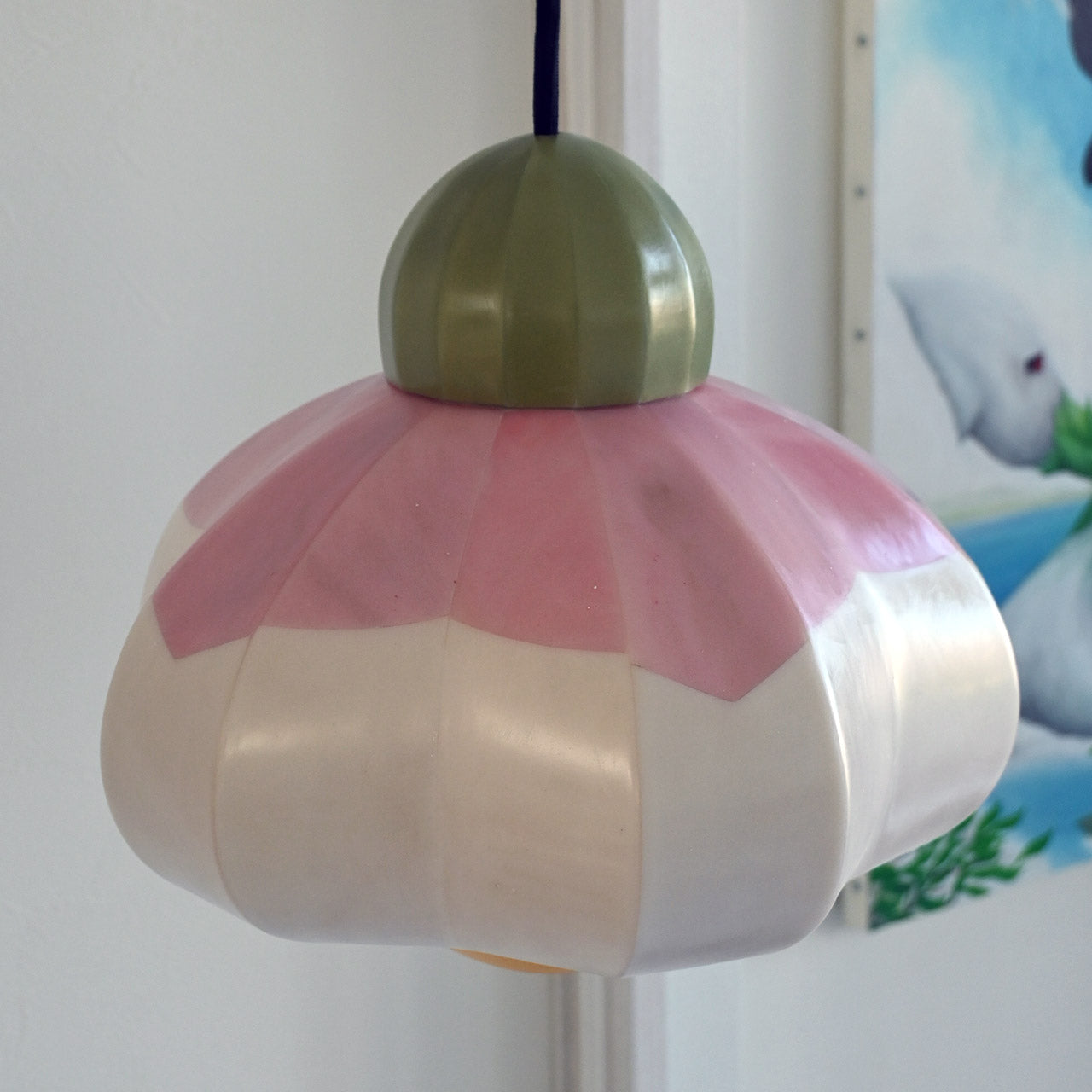[General diffusion type] Pendant lamp with the motif "It would be nice if it was sunny" and pale pink flowers