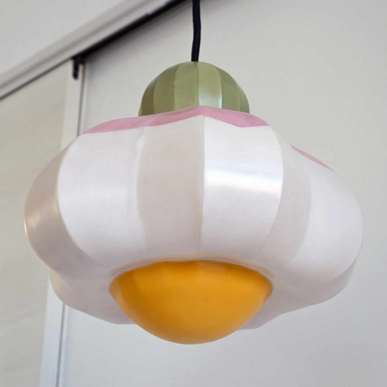 [General diffusion type] Pendant lamp with the motif "It would be nice if it was sunny" and pale pink flowers