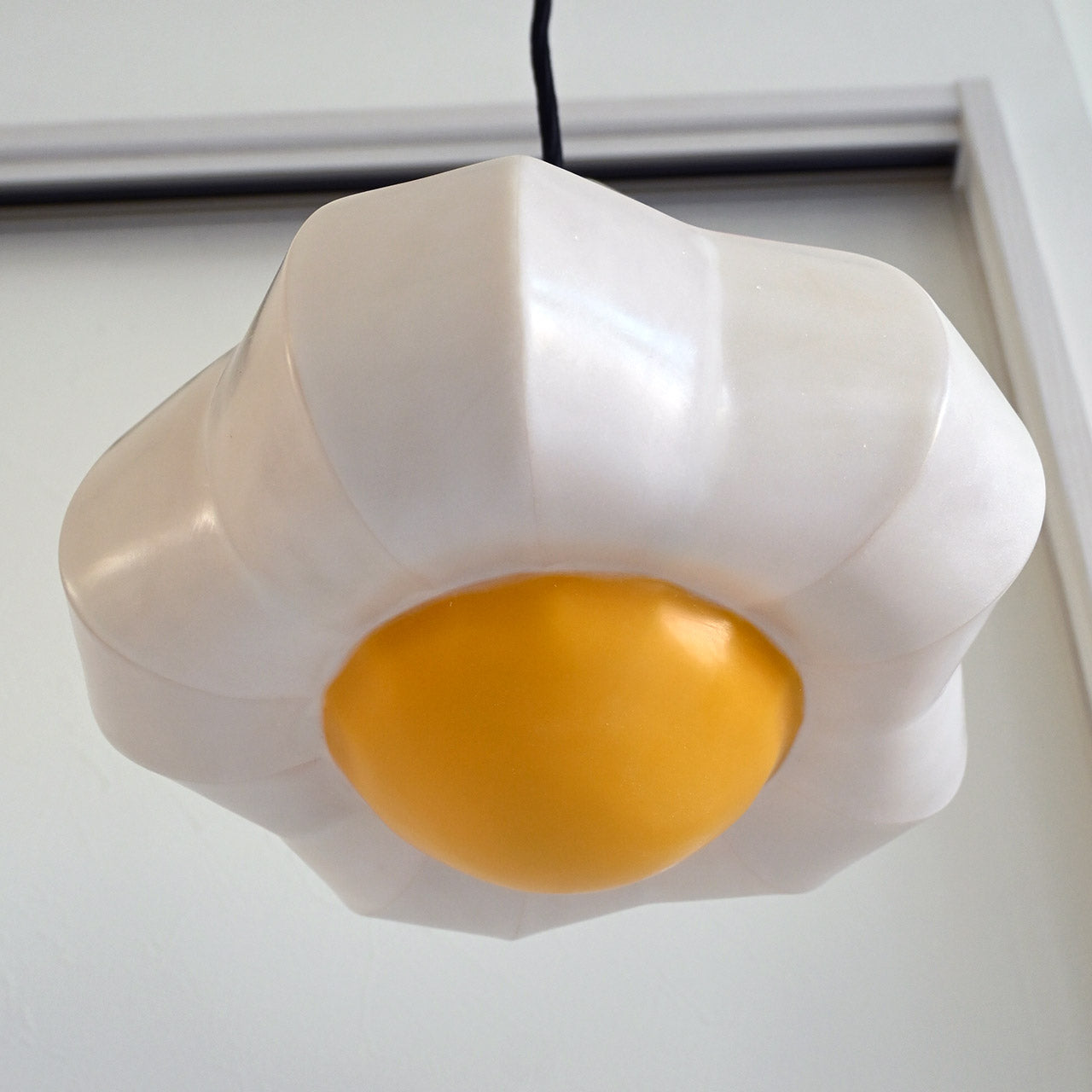 [General diffusion type] Pendant lamp with the motif "It would be nice if it was sunny" and pale pink flowers