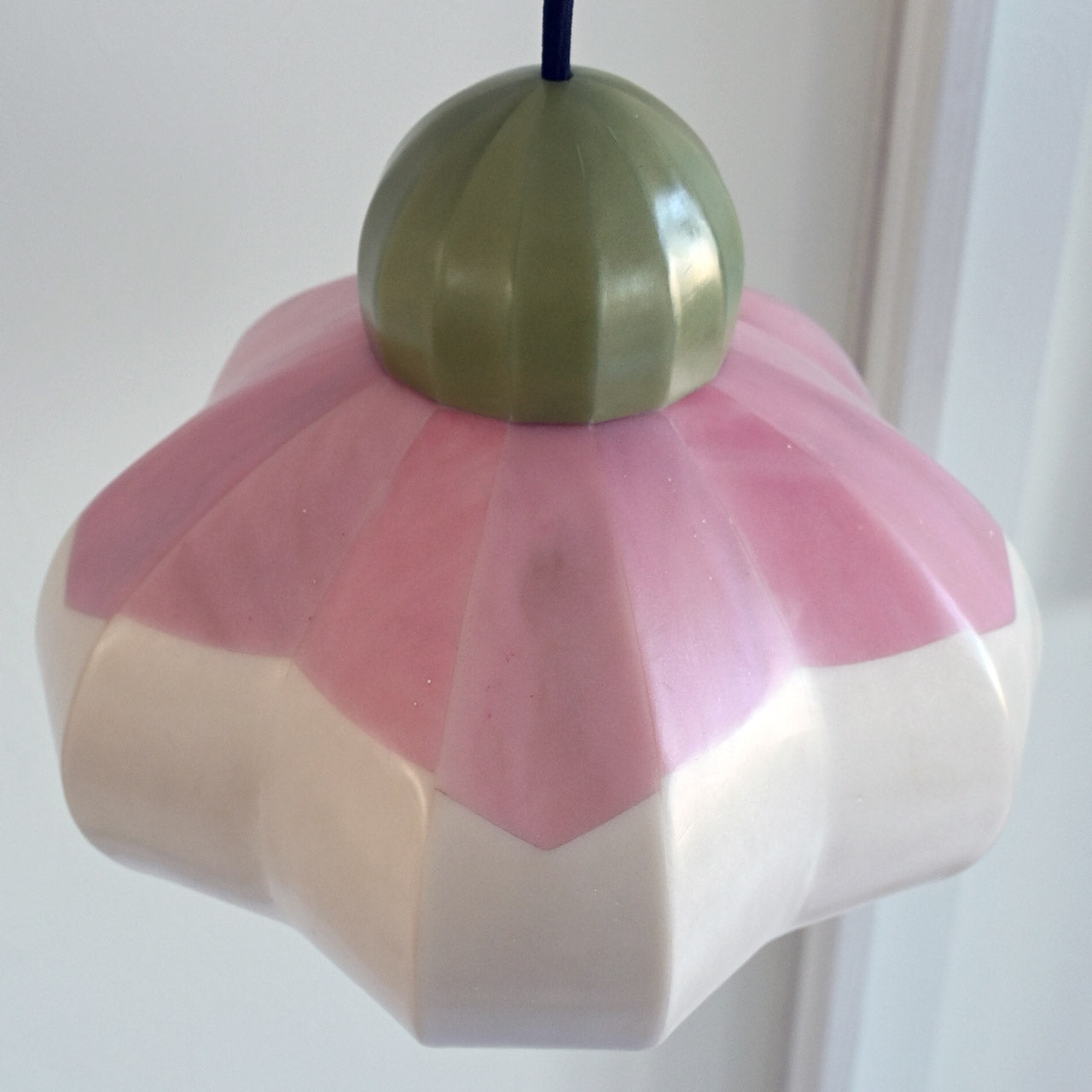 [General diffusion type] Pendant lamp with the motif "It would be nice if it was sunny" and pale pink flowers