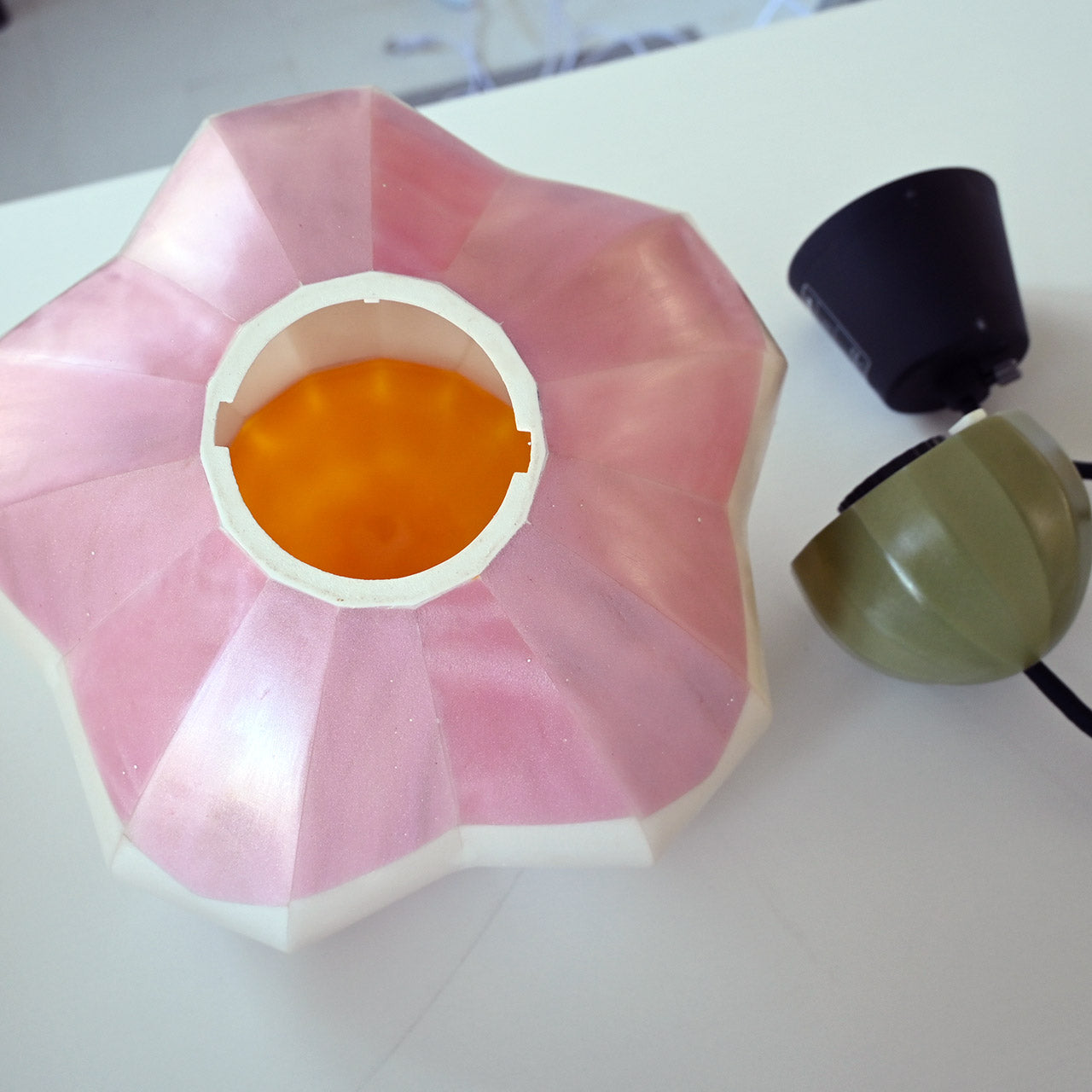 [General diffusion type] Pendant lamp with the motif "It would be nice if it was sunny" and pale pink flowers