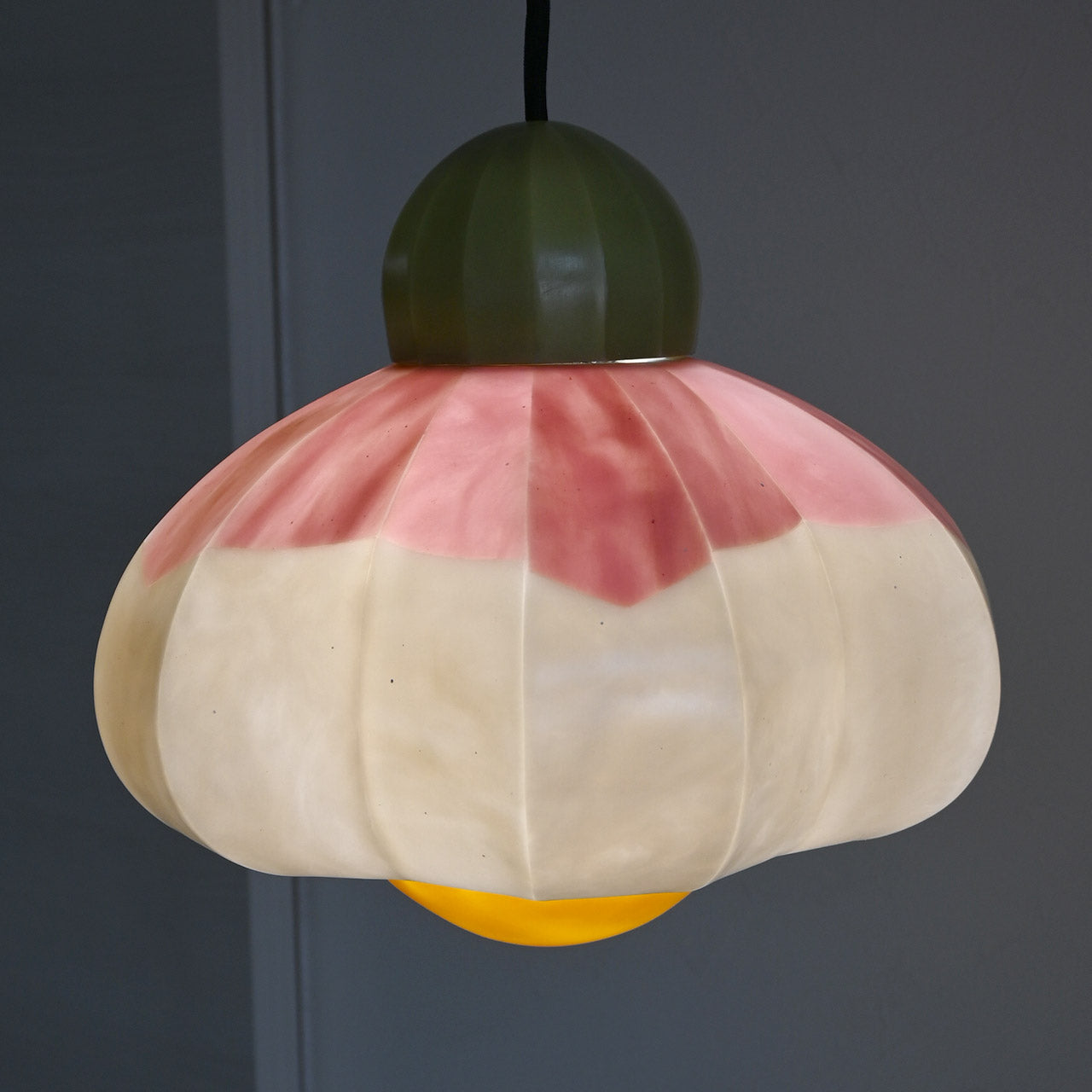 [General diffusion type] Pendant lamp with the motif "It would be nice if it was sunny" and pale pink flowers