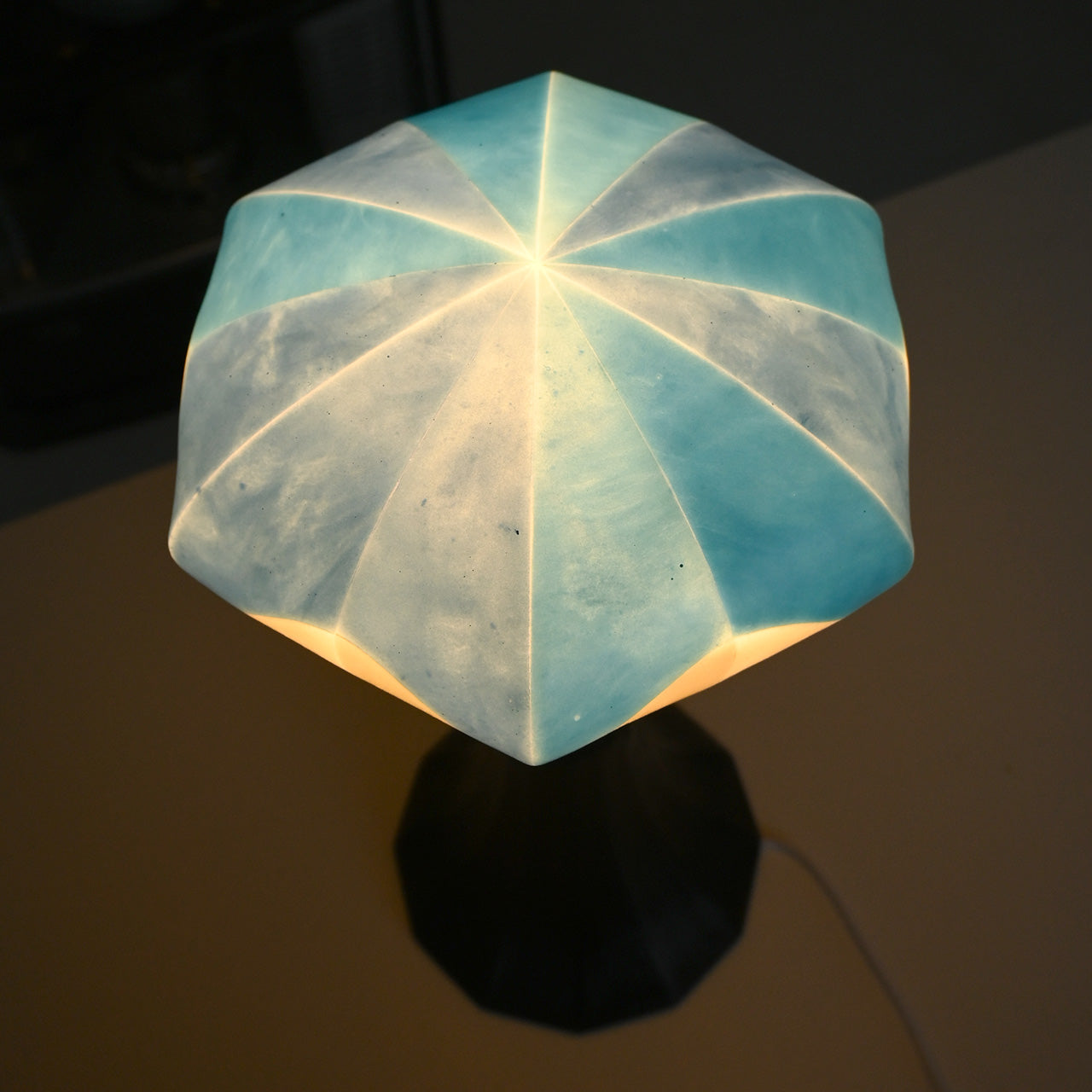 [General diffusion type] Table lamp Blue sky, white flowers