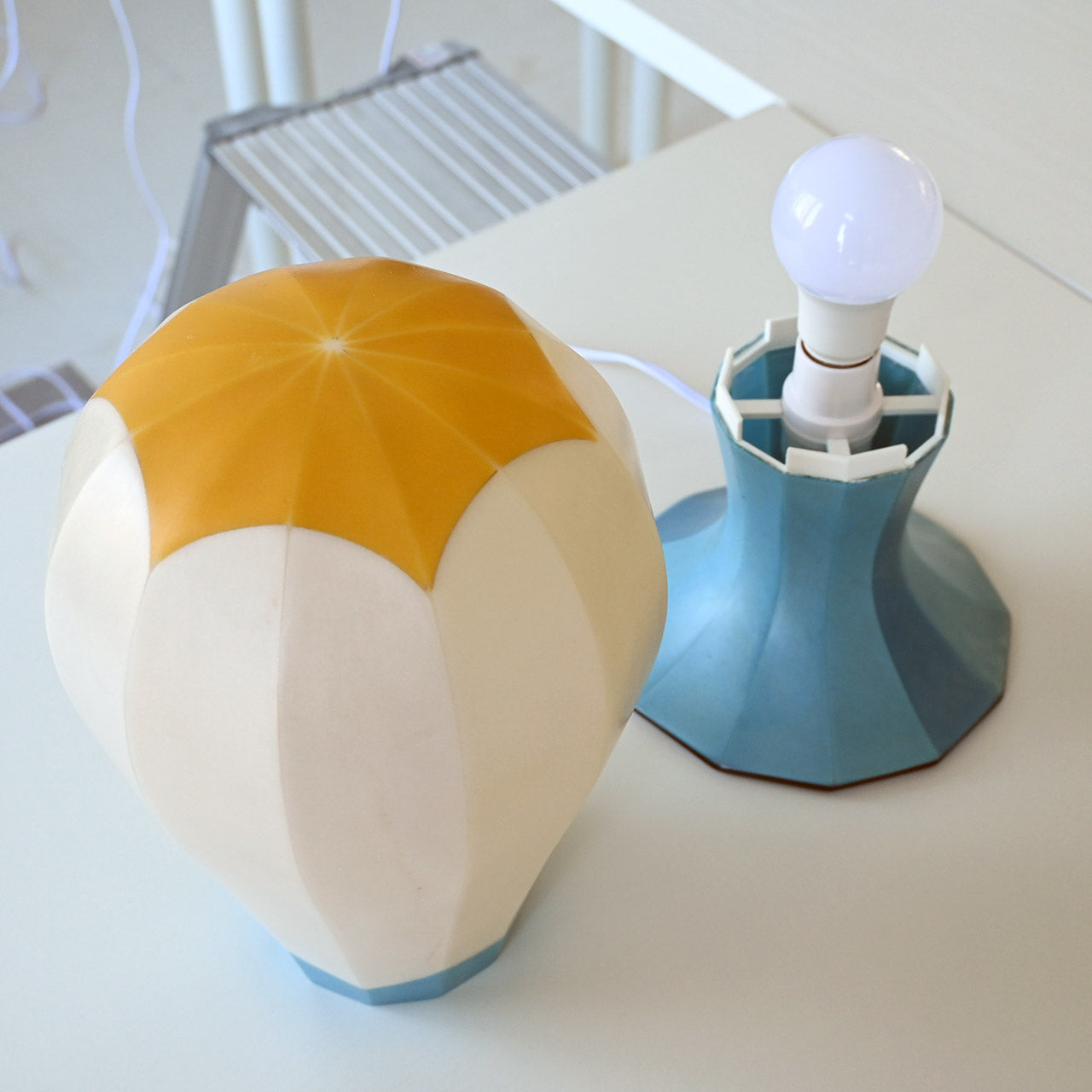 [General diffusion type] Table lamp, white bud