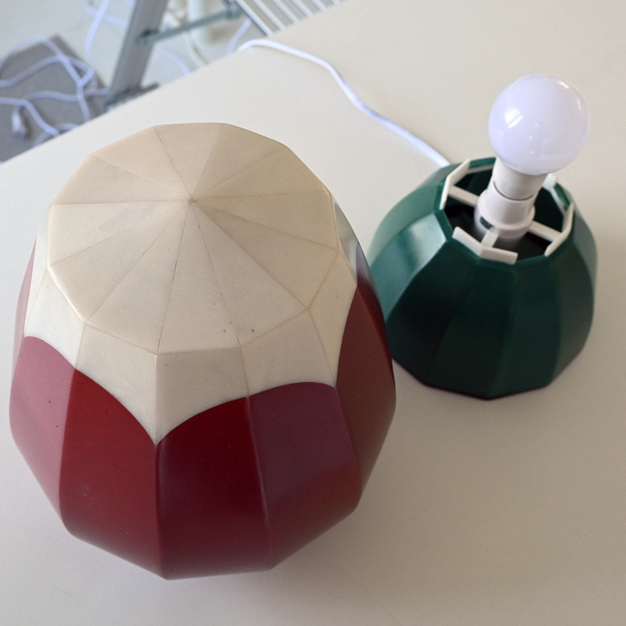 [General diffusion type] Table lamp, red bud